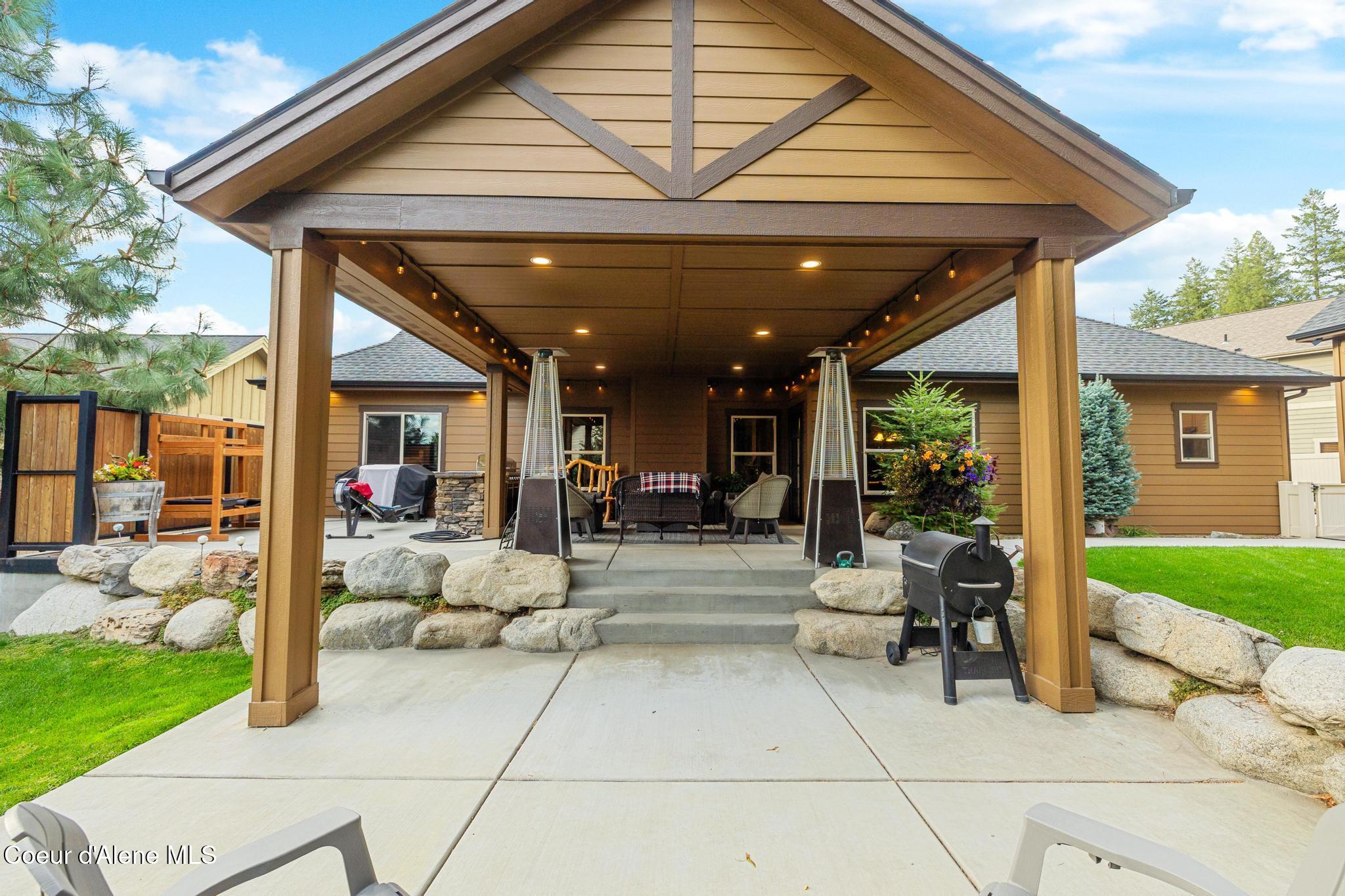 1122 E Maroon Creek DR