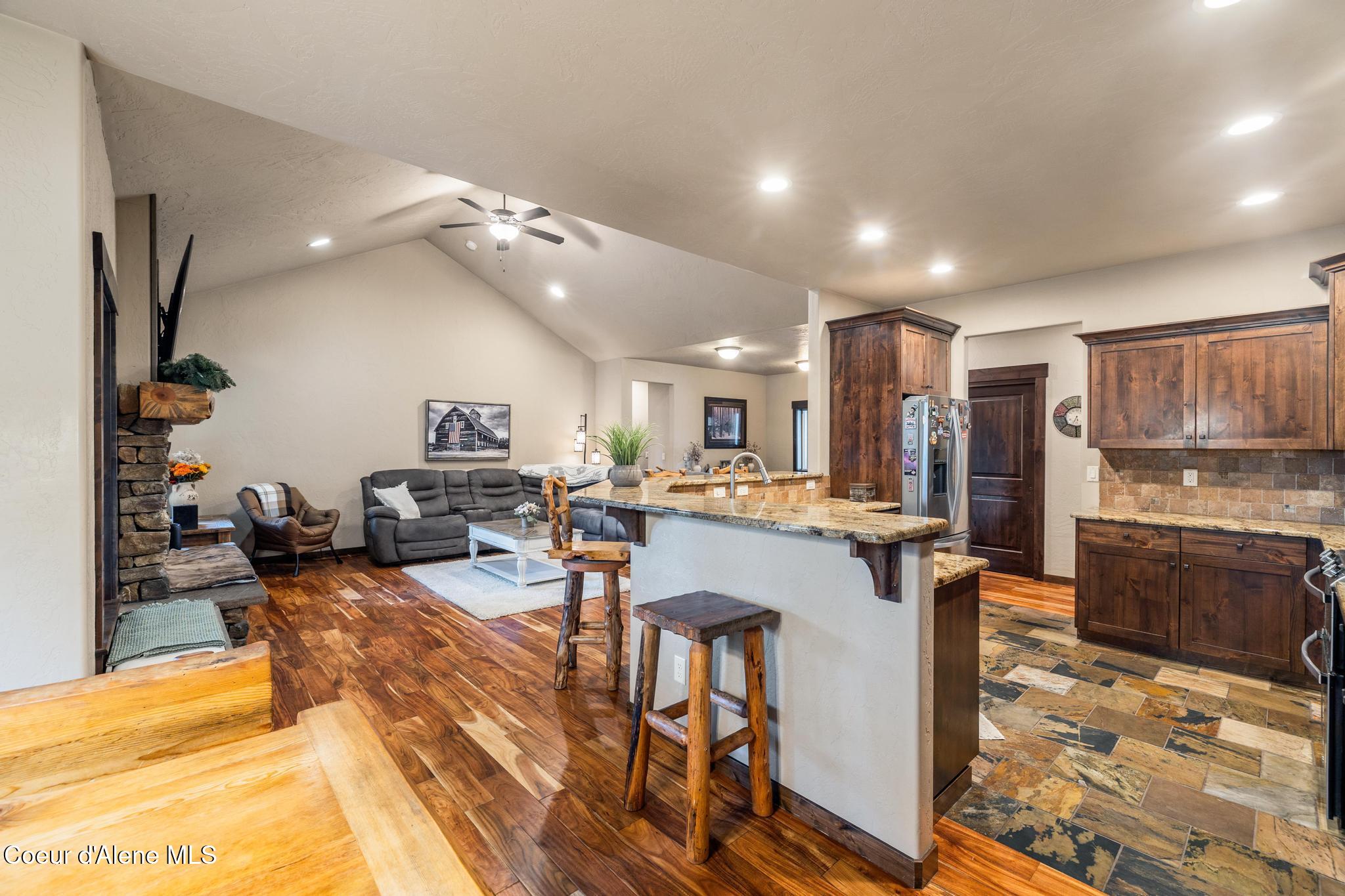 1122 E Maroon Creek DR