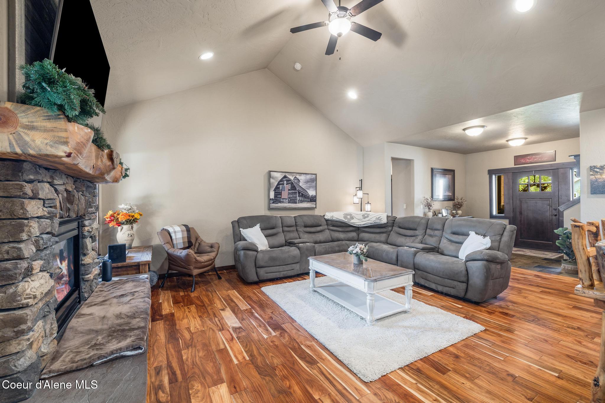1122 E Maroon Creek DR