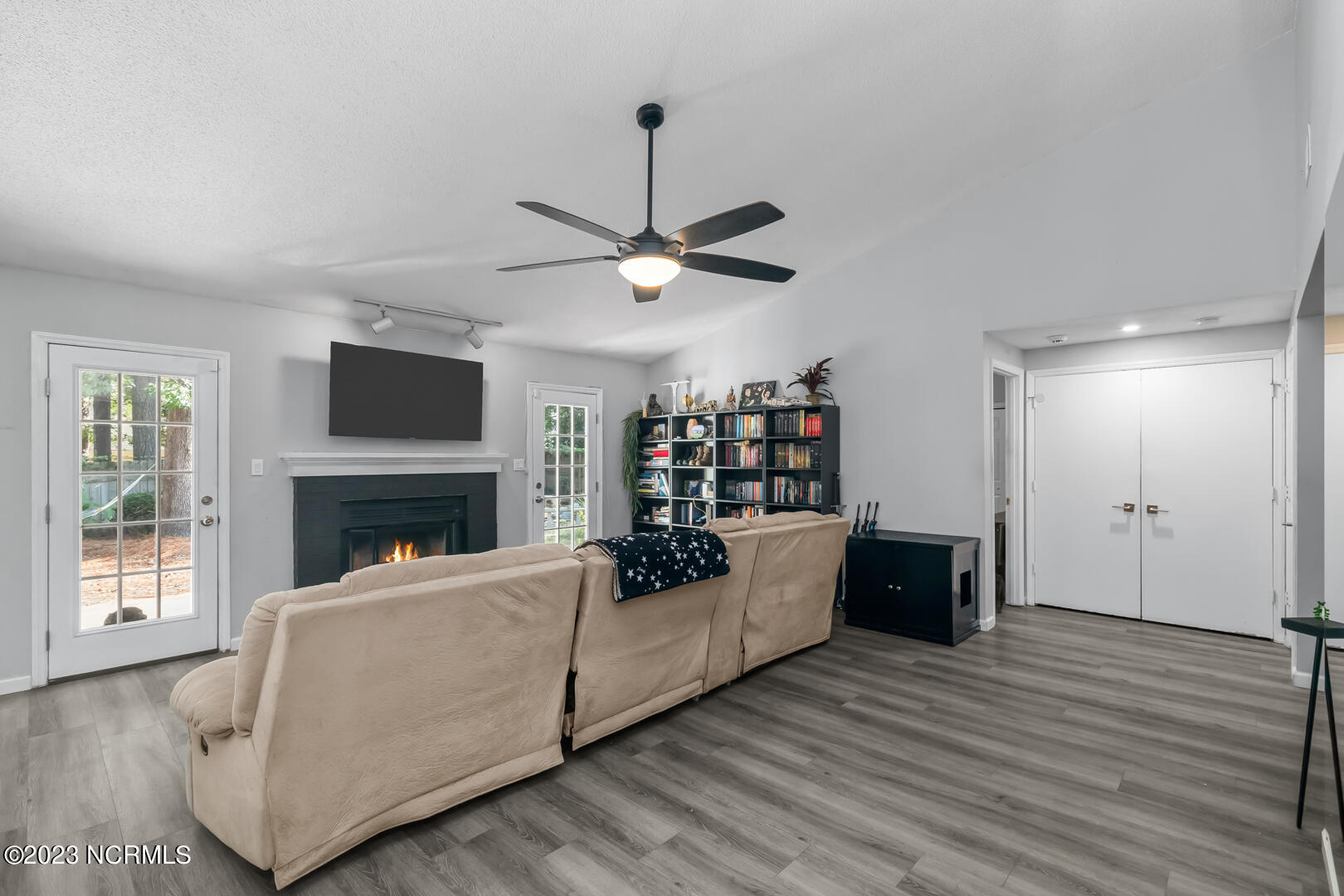 201 E Lakeridge Landing