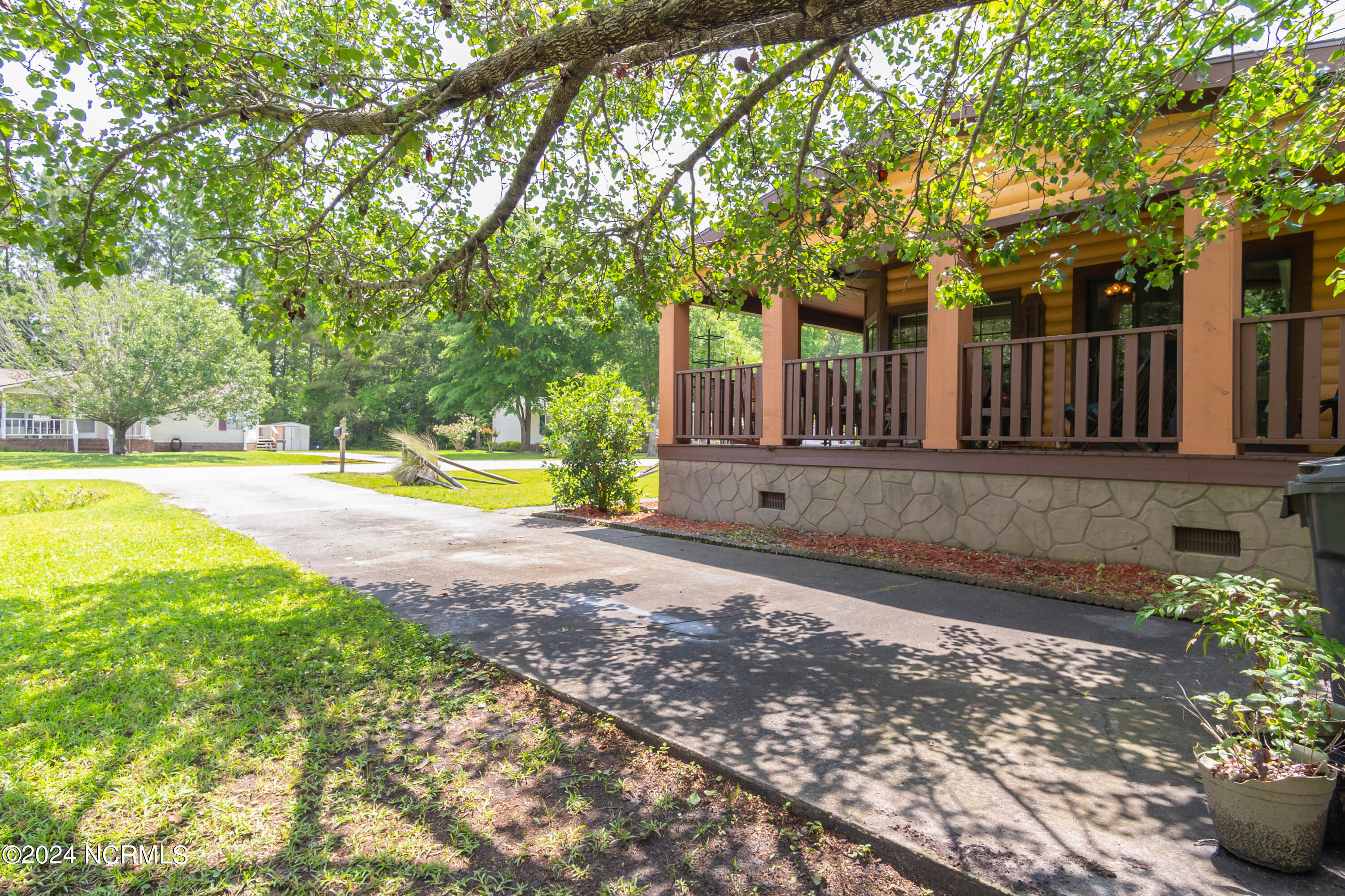 100 Maplecrest Way
