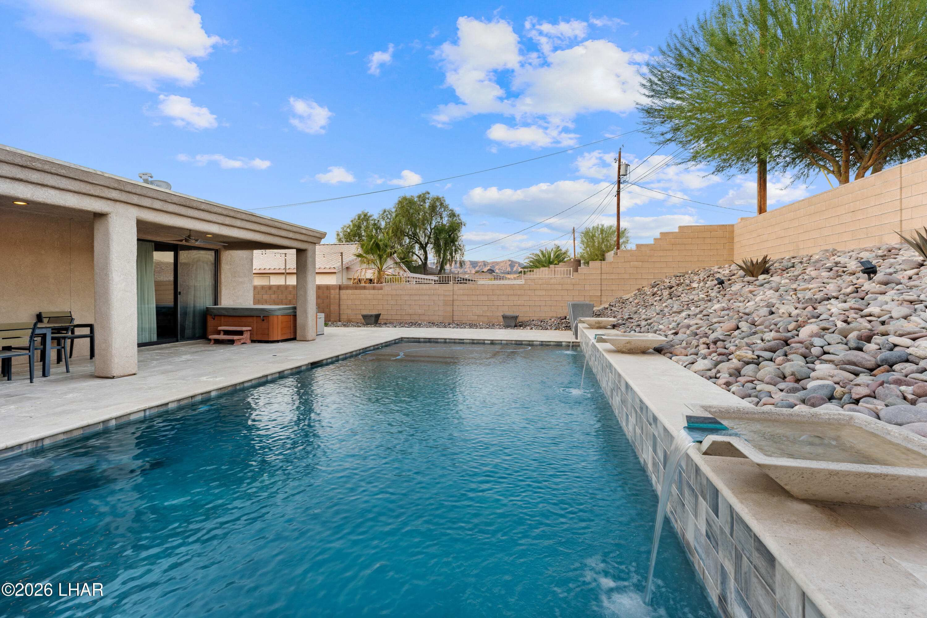 3356 Roadrunner Dr