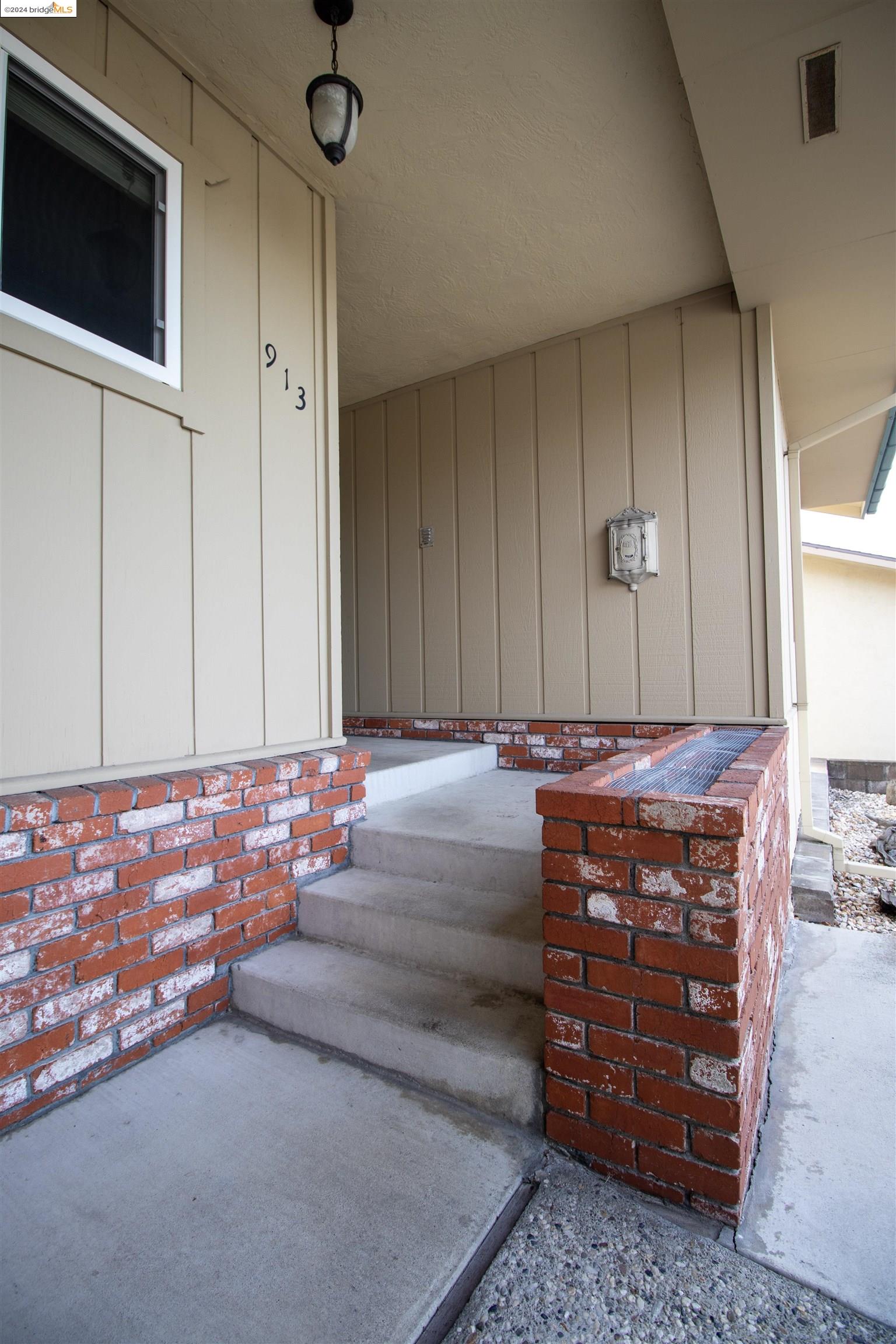913 Elm Dr