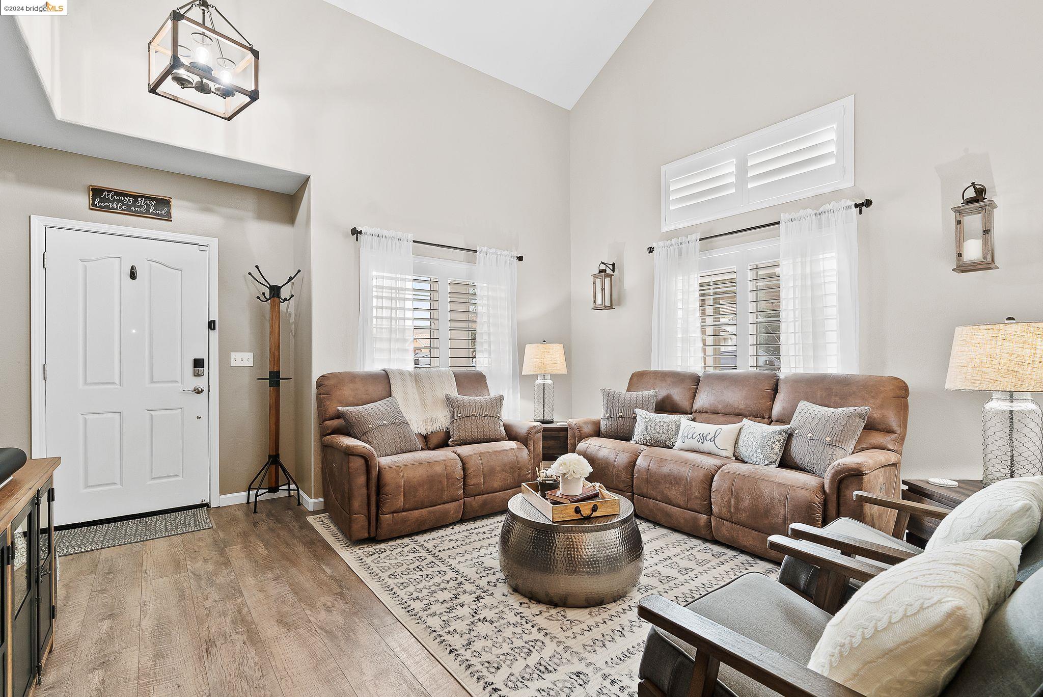 1792 Corte Vista St