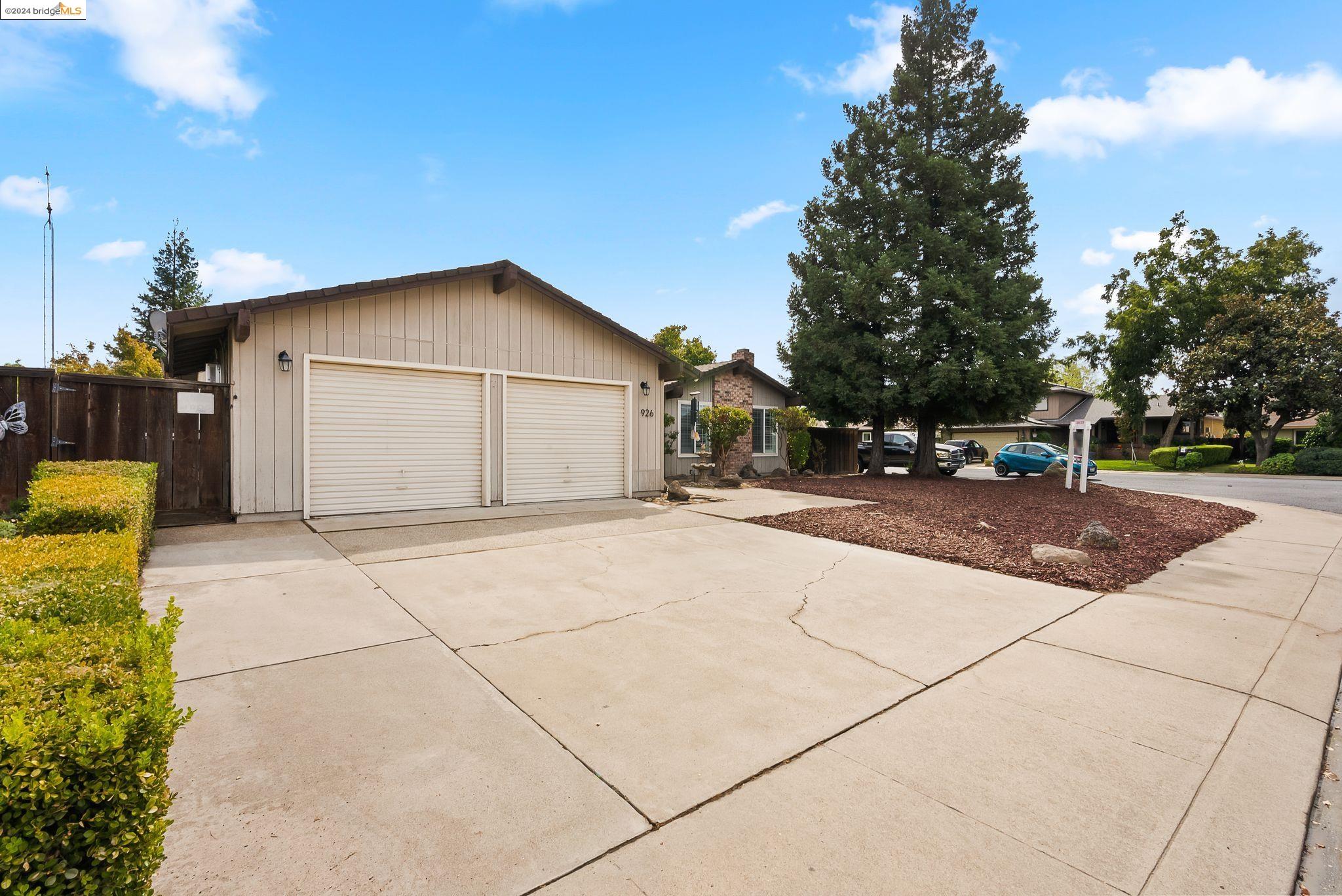 926 Souza Blvd