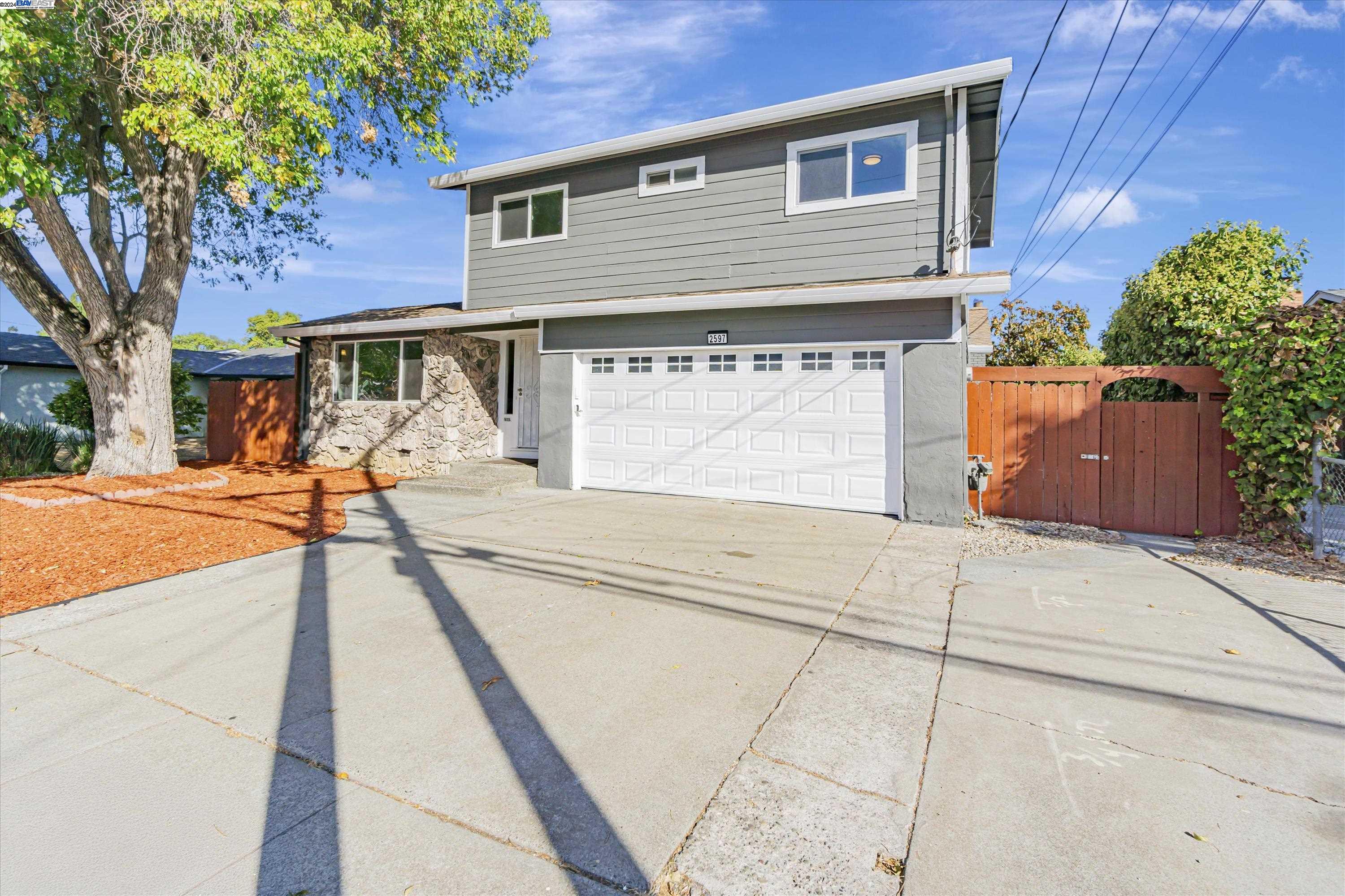 2597 E Olivera Rd