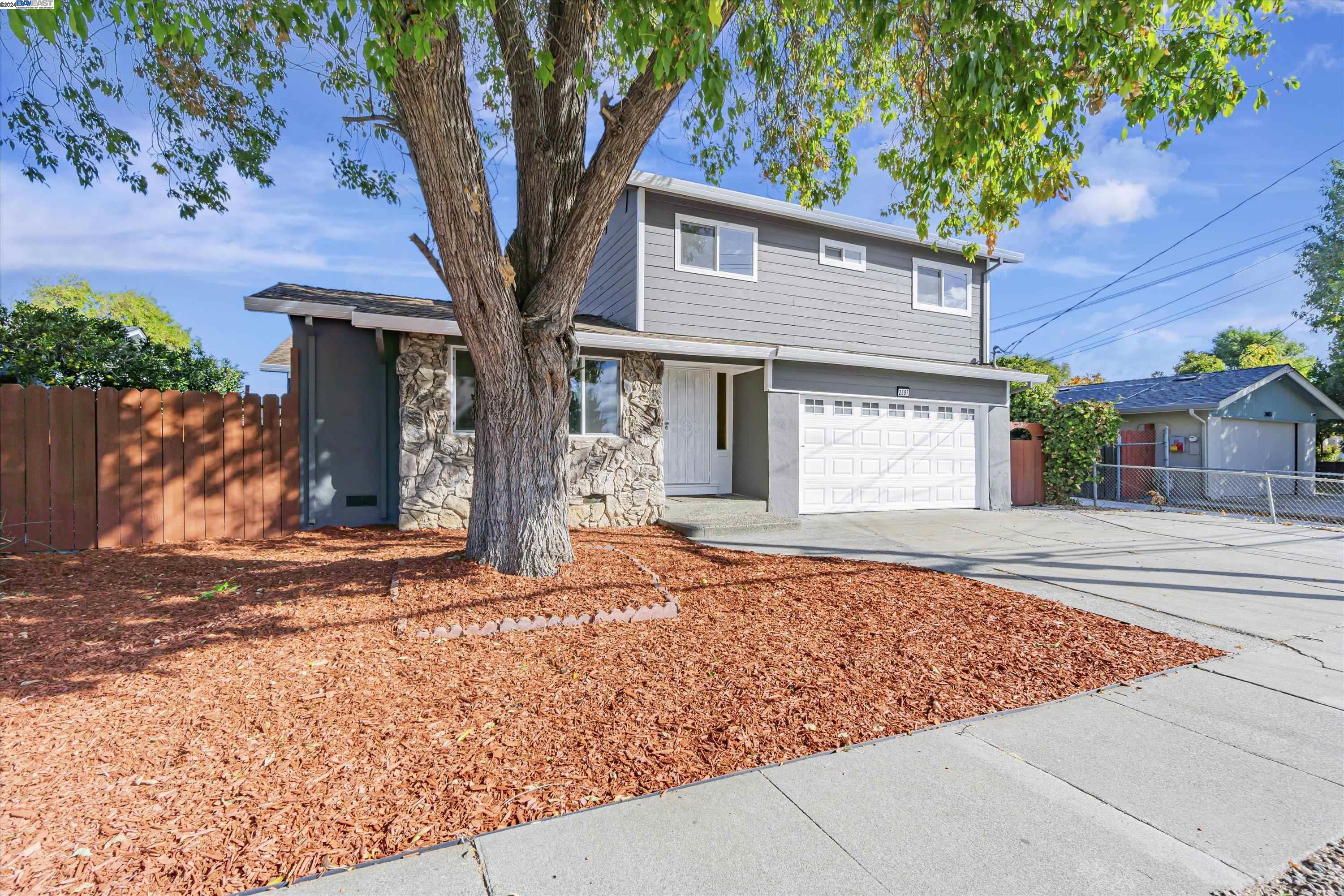 2597 E Olivera Rd