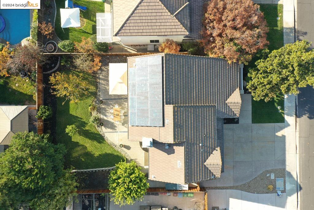 950 Woodsong Ln