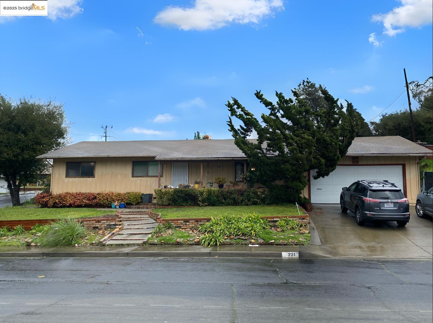 221 Pinon Ave