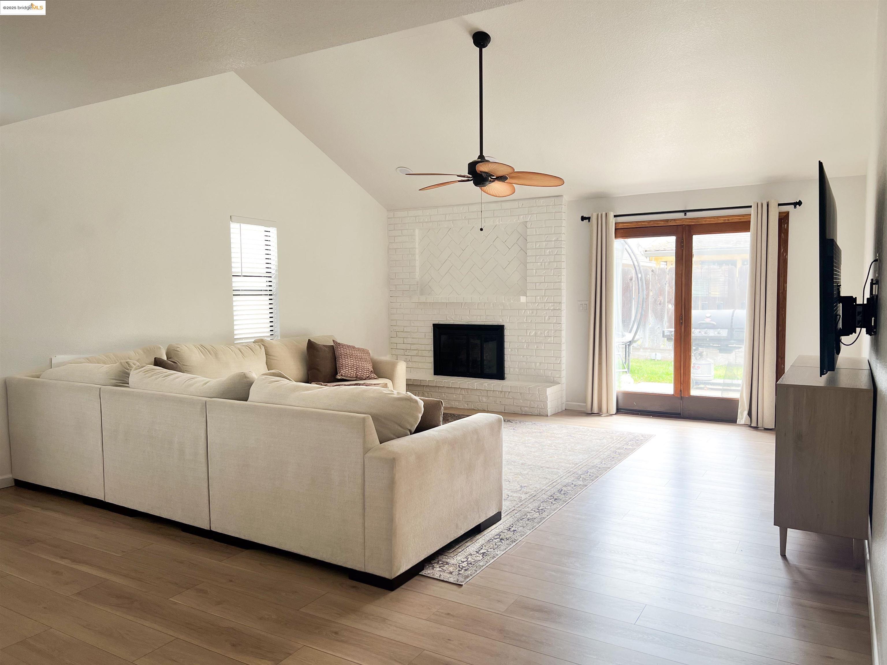 324 Lassen DR