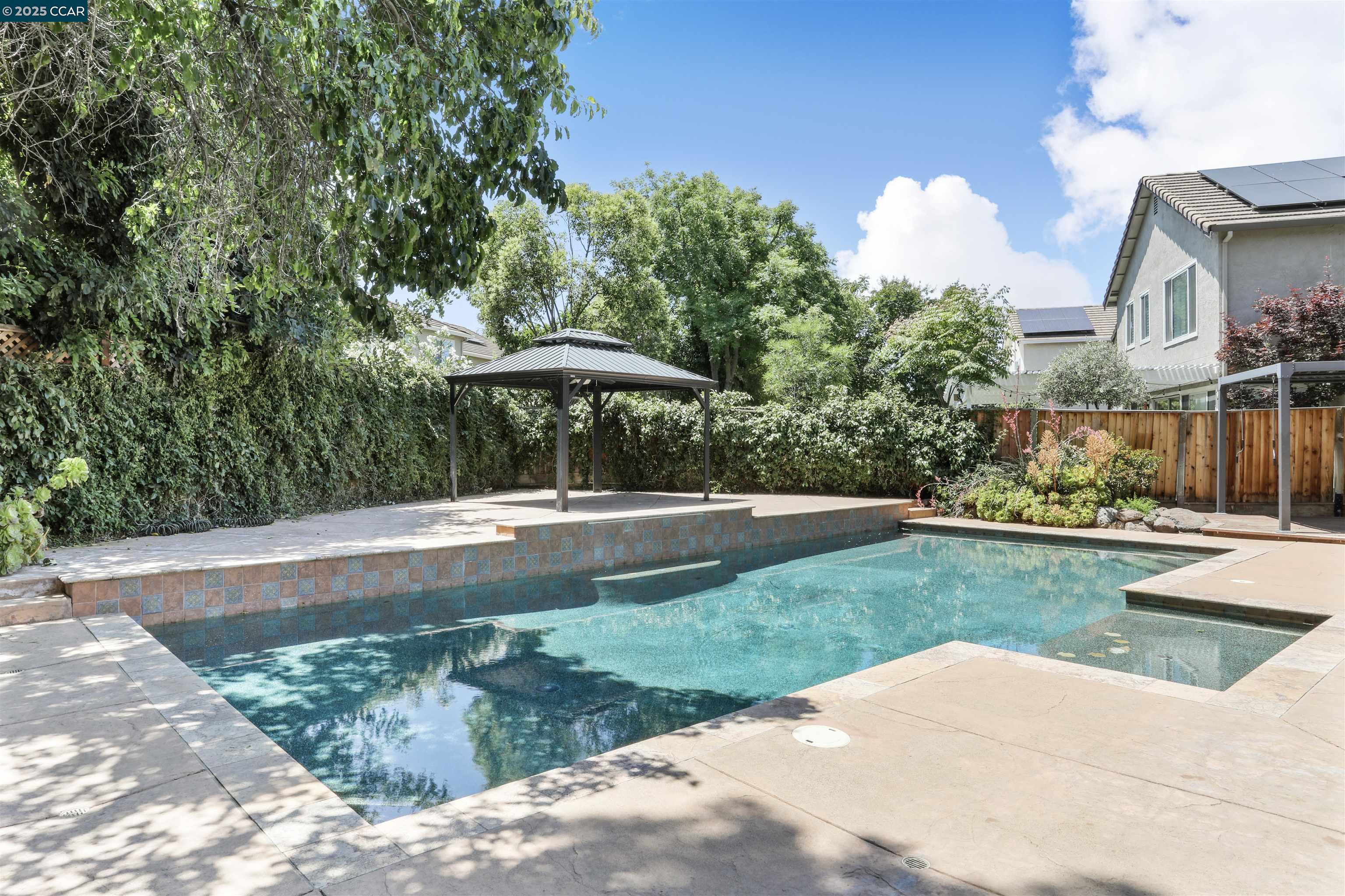 900 Woodsong Ln