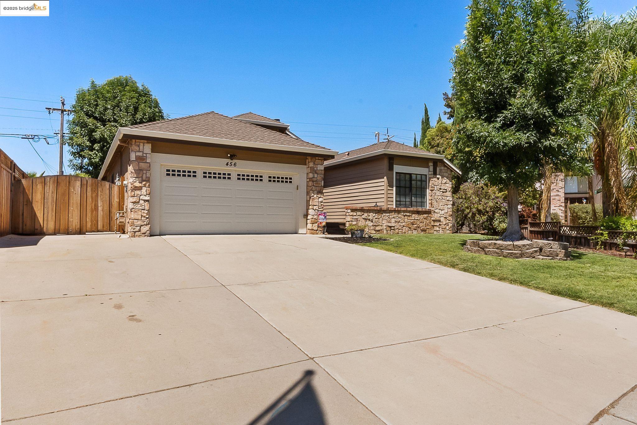 456 Hazelnut Dr