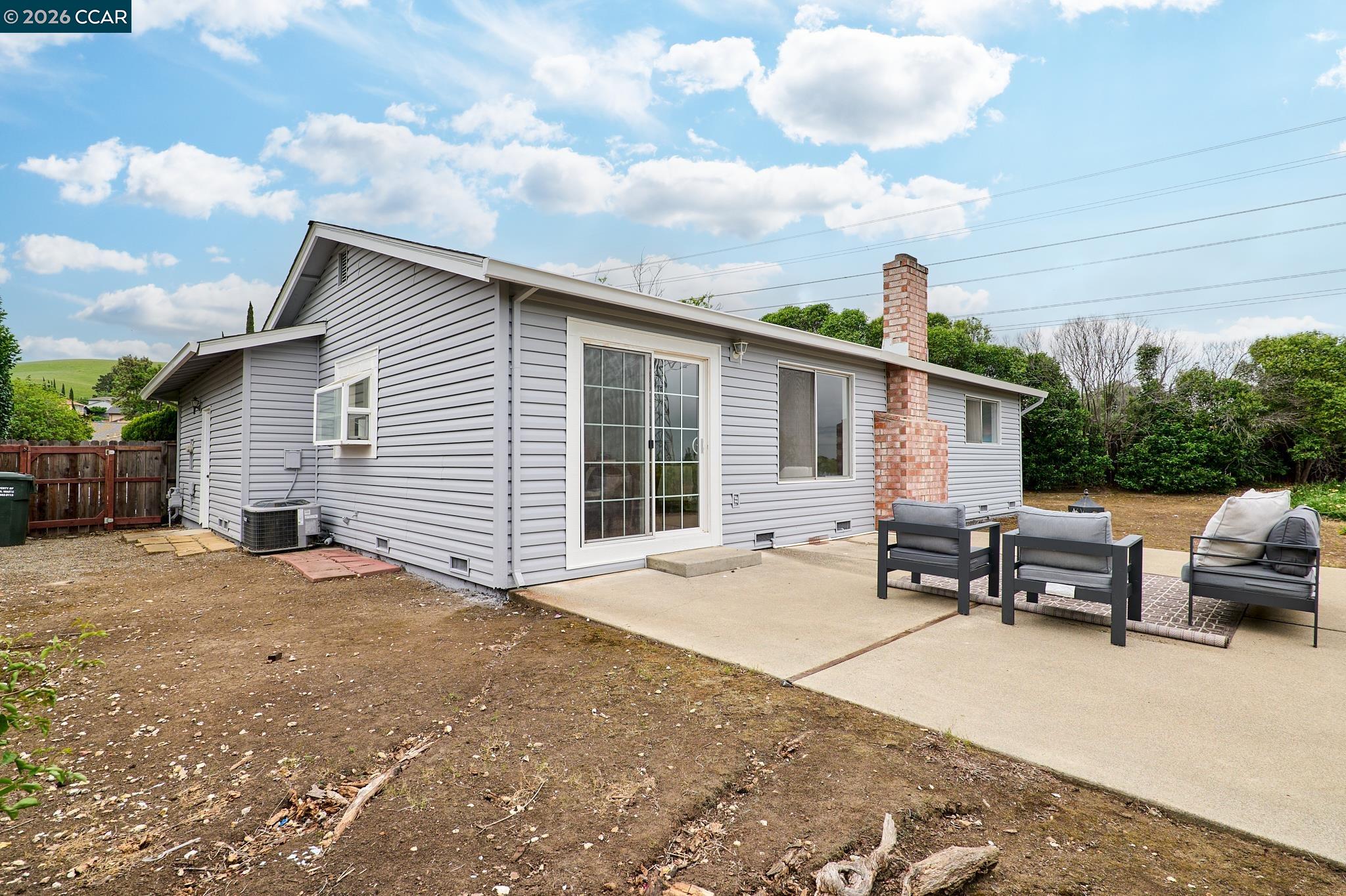 884 Serrana Ct