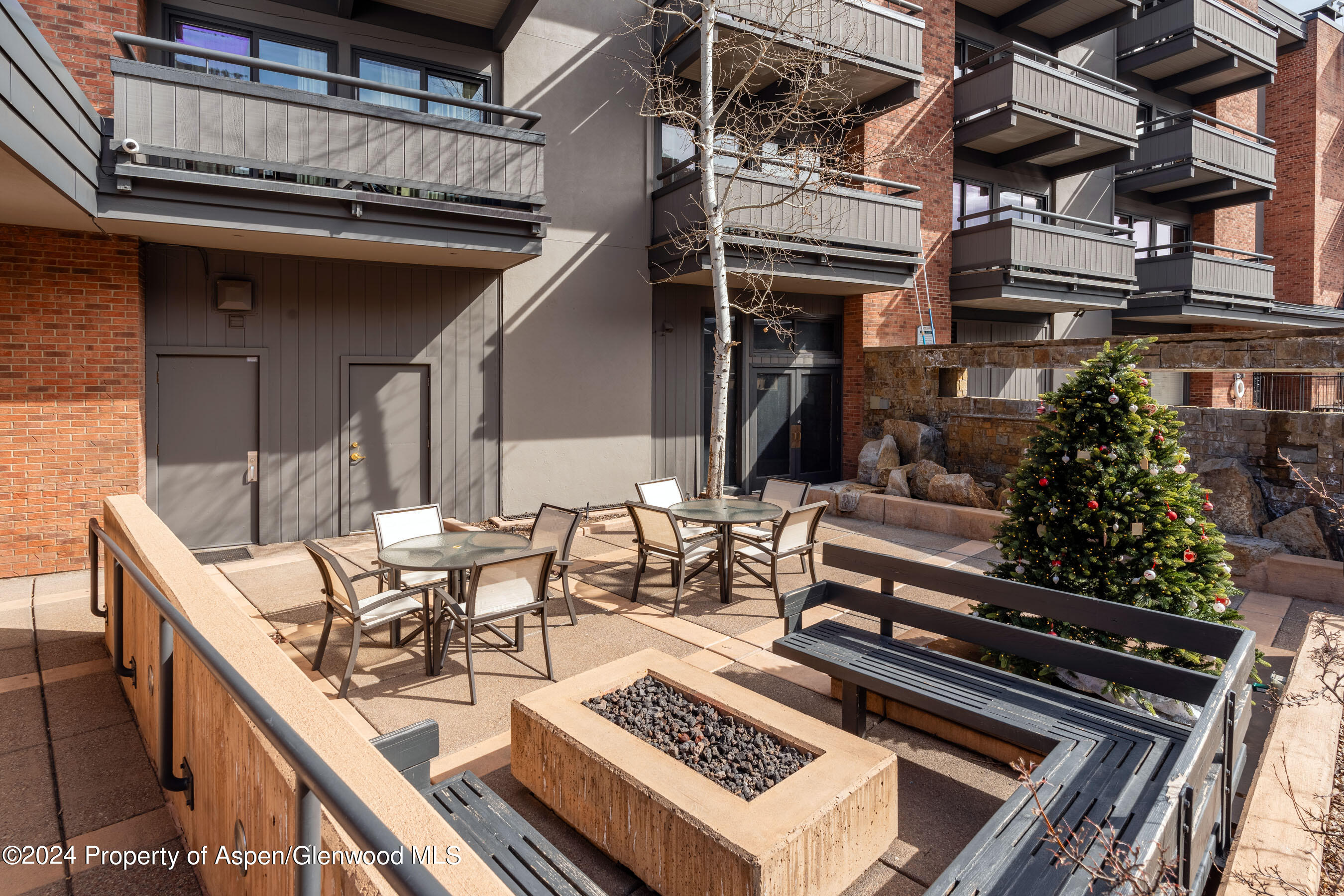617 E Cooper Avenue, 309