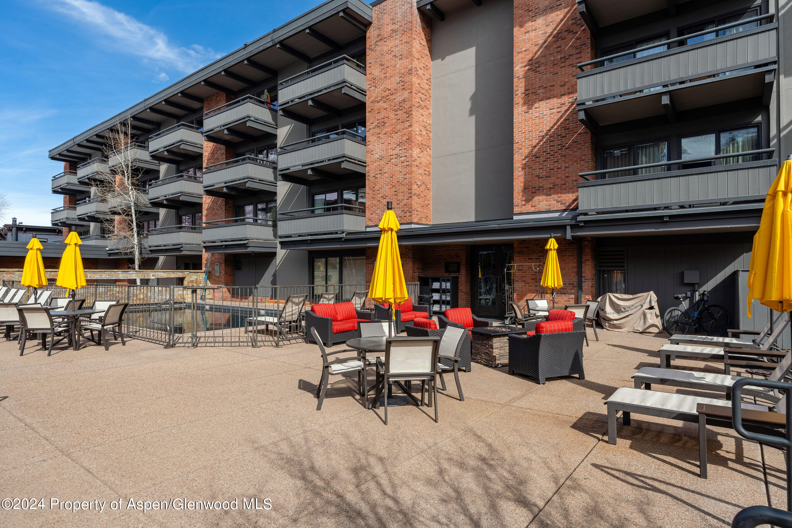 617 E Cooper Avenue, 309