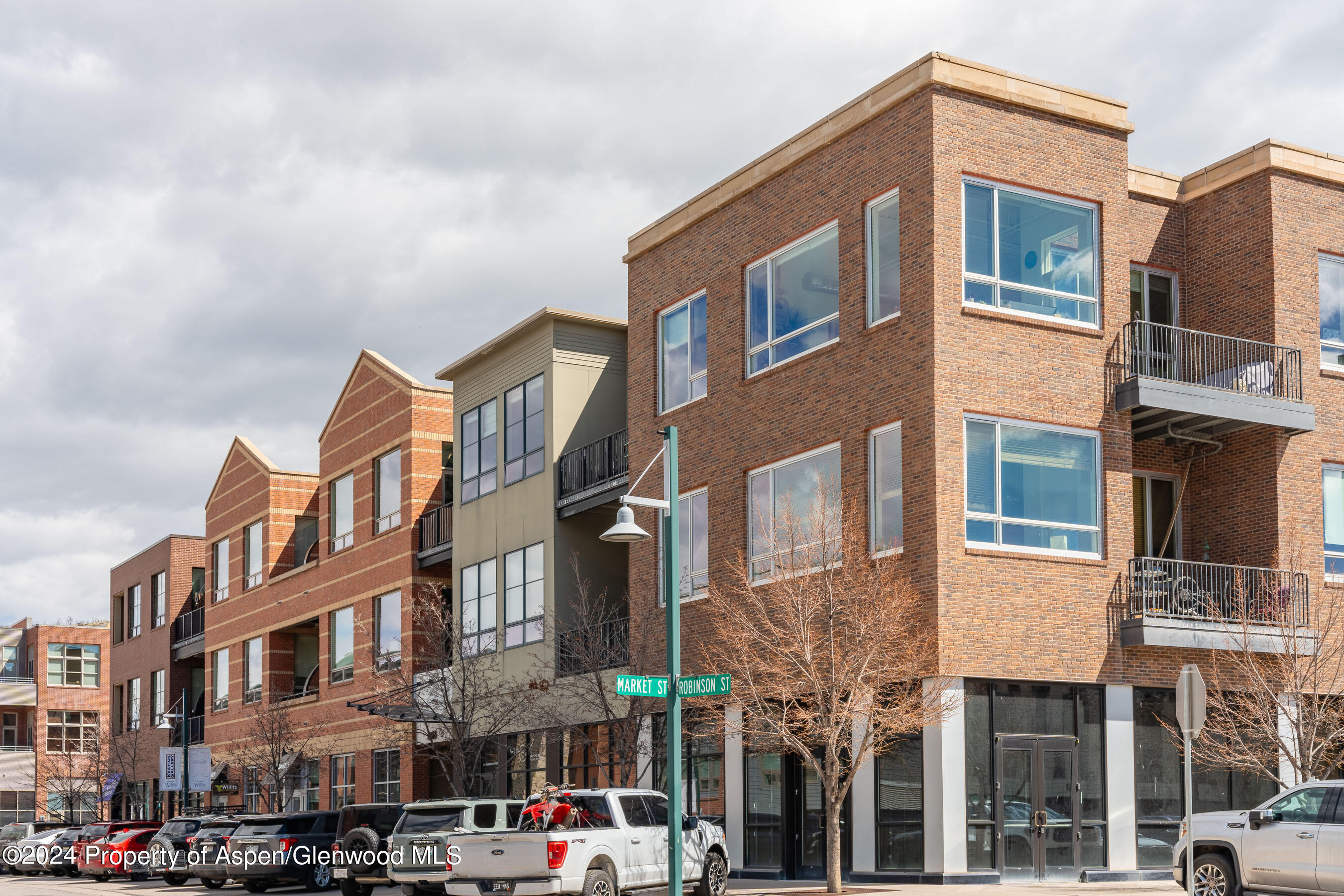 361 Robinson Street, 208
