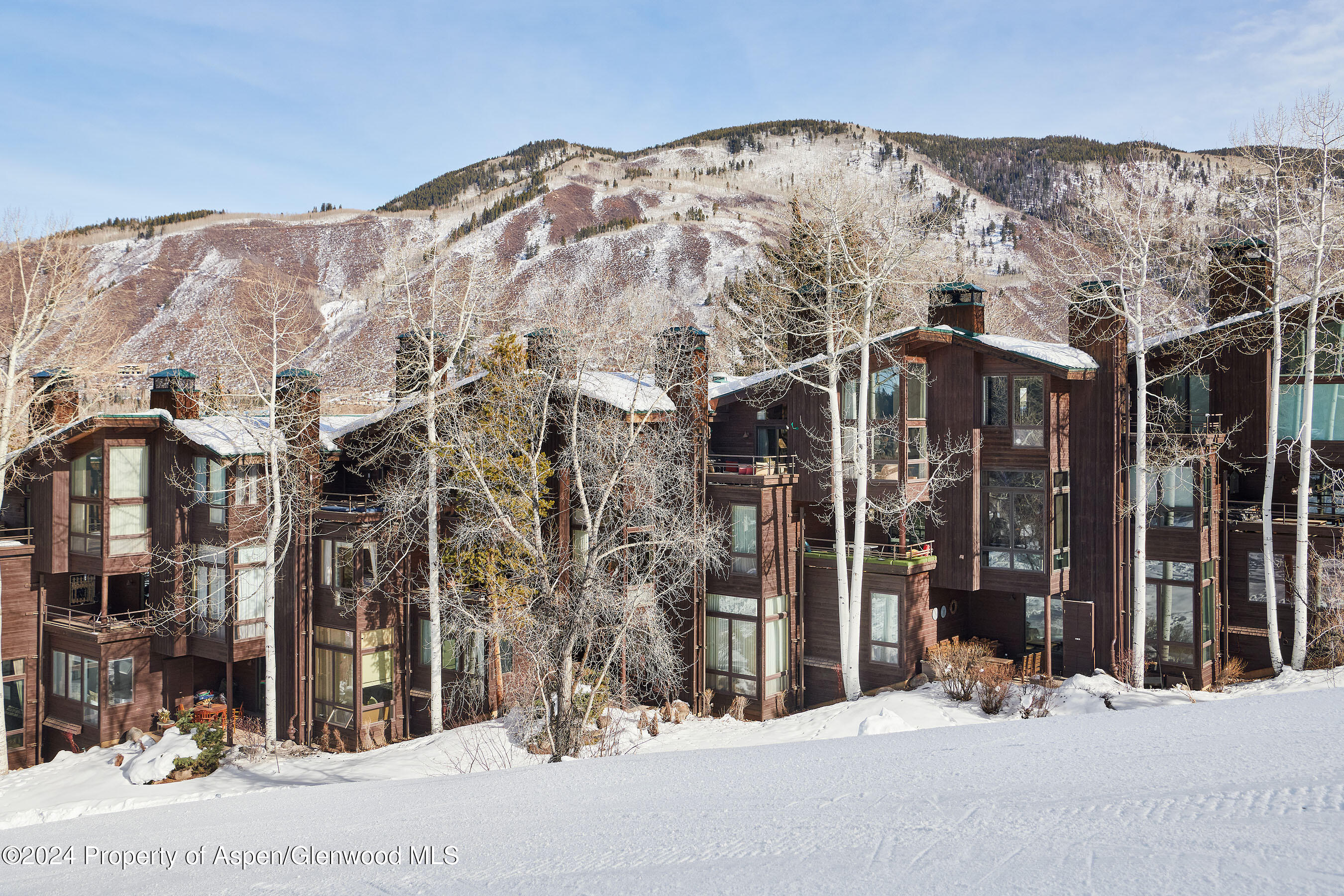 800 S Monarch Street, 6