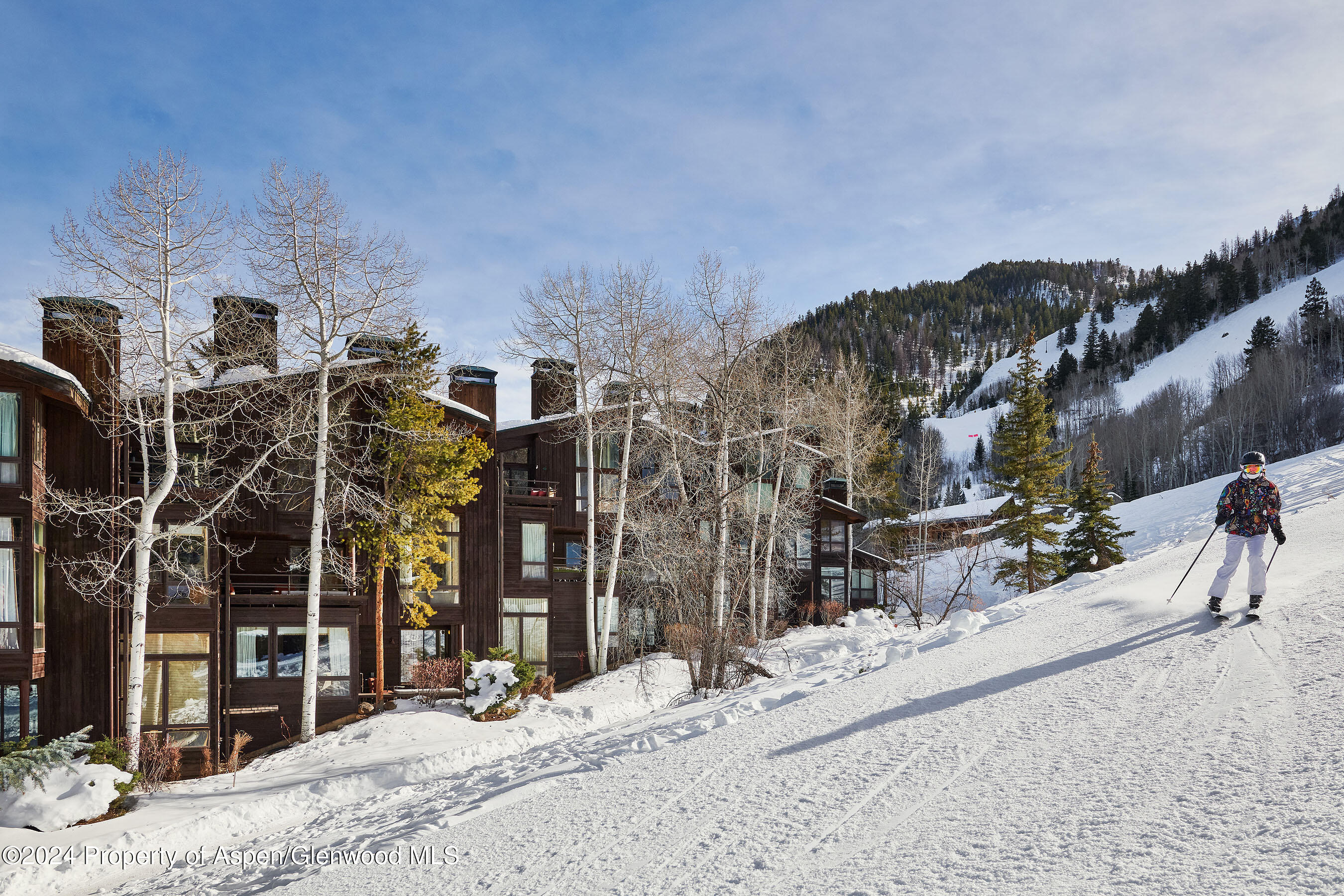800 S Monarch Street, 6