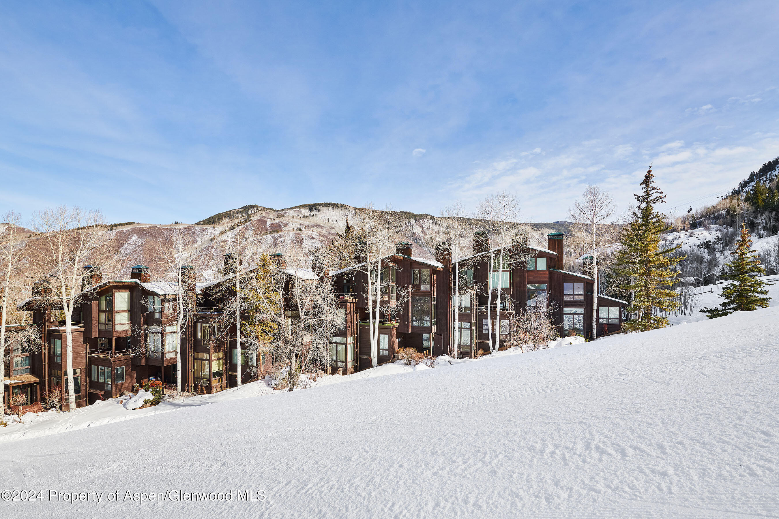 800 S Monarch Street, 6