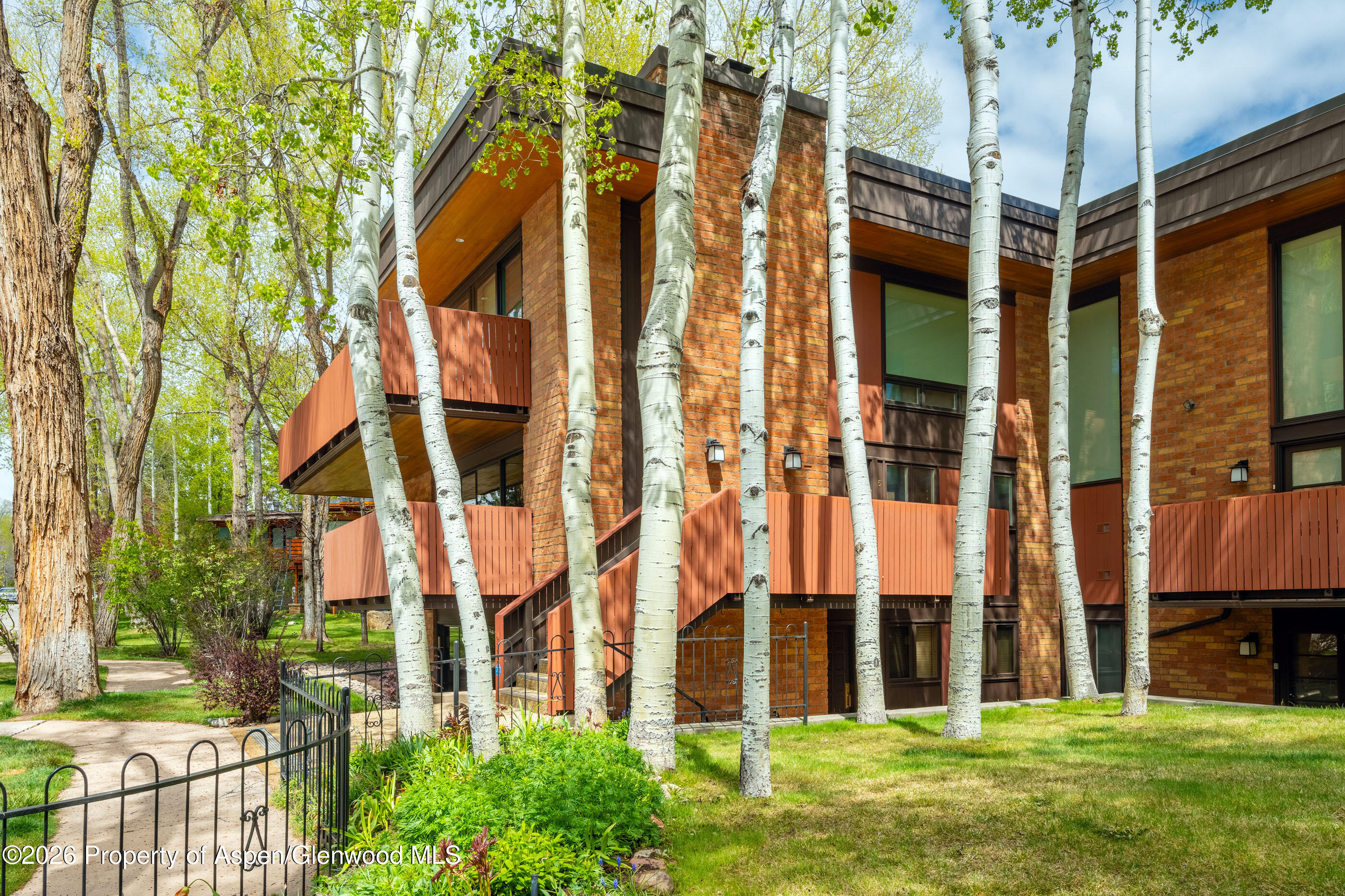 400 W Hopkins Avenue 5