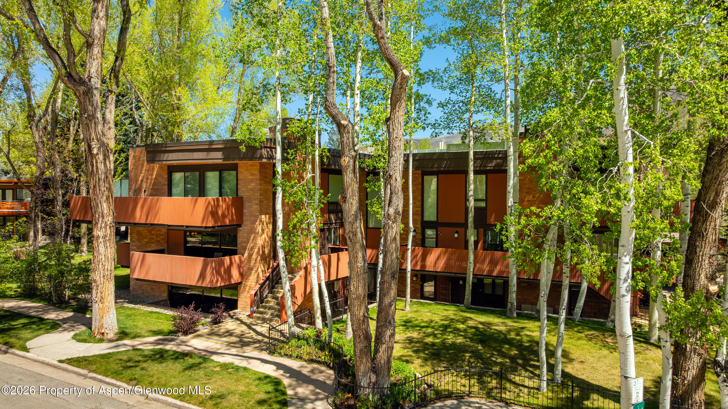 400 W Hopkins Avenue 5