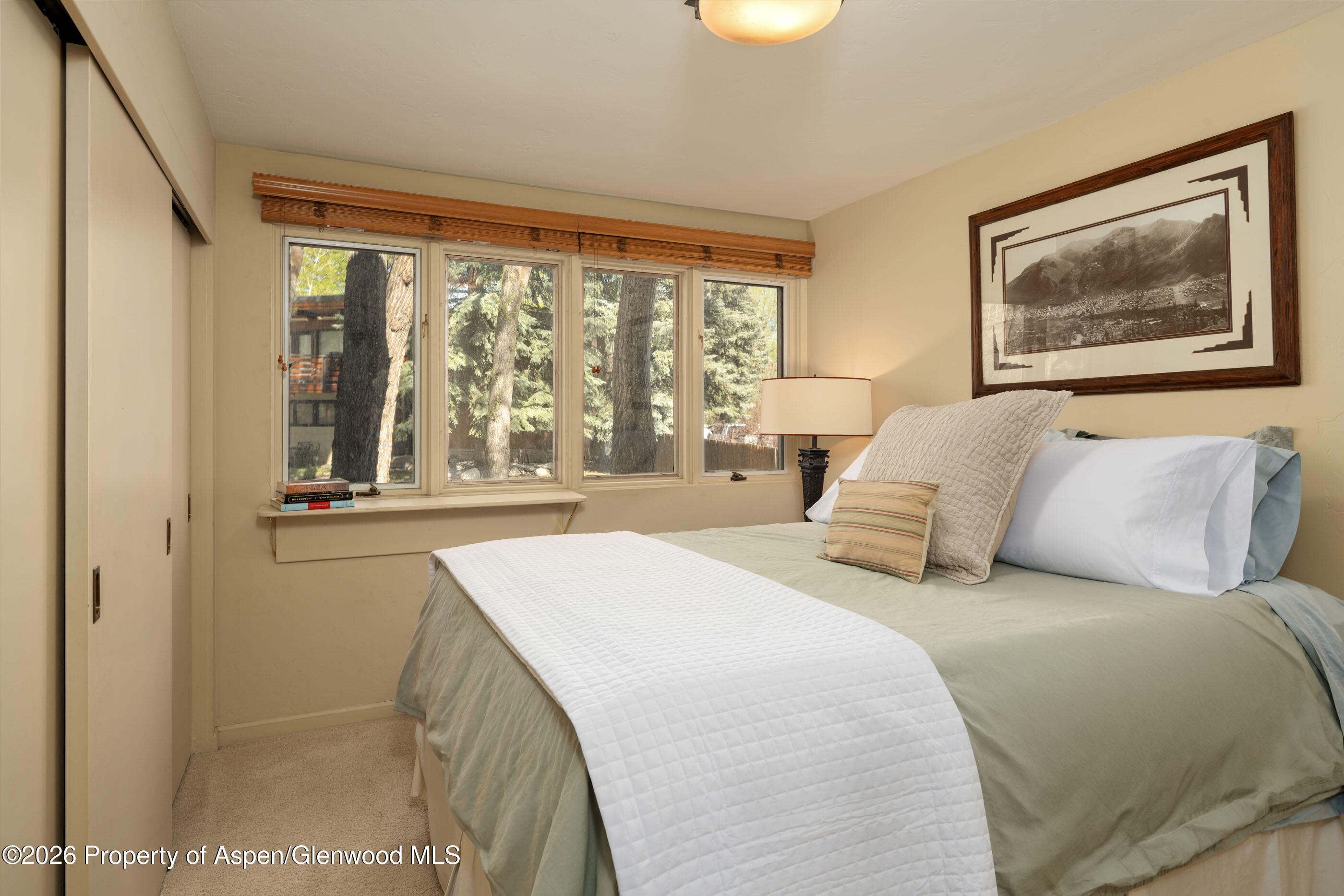 400 W Hopkins Avenue 5