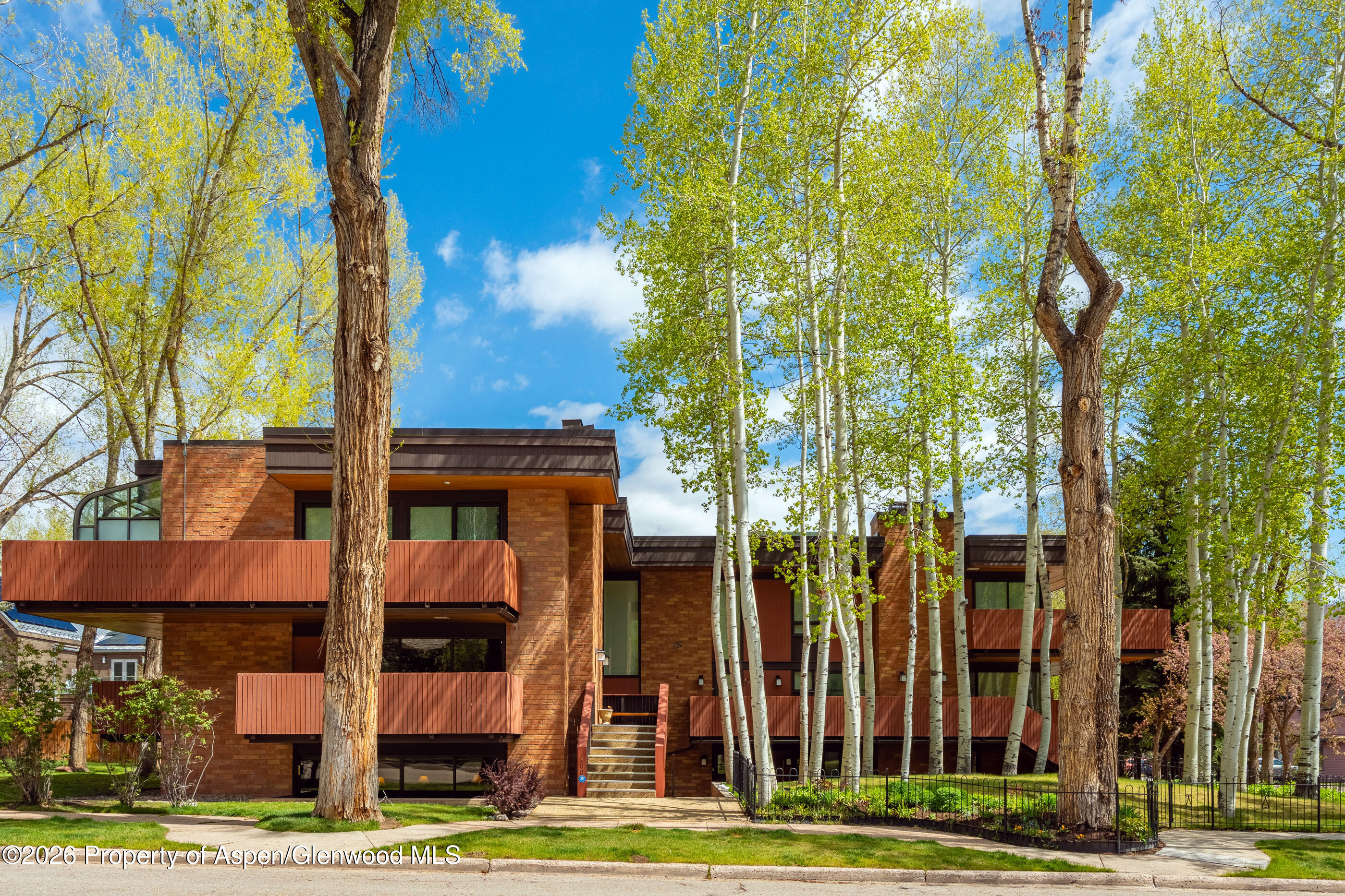 400 W Hopkins Avenue 5