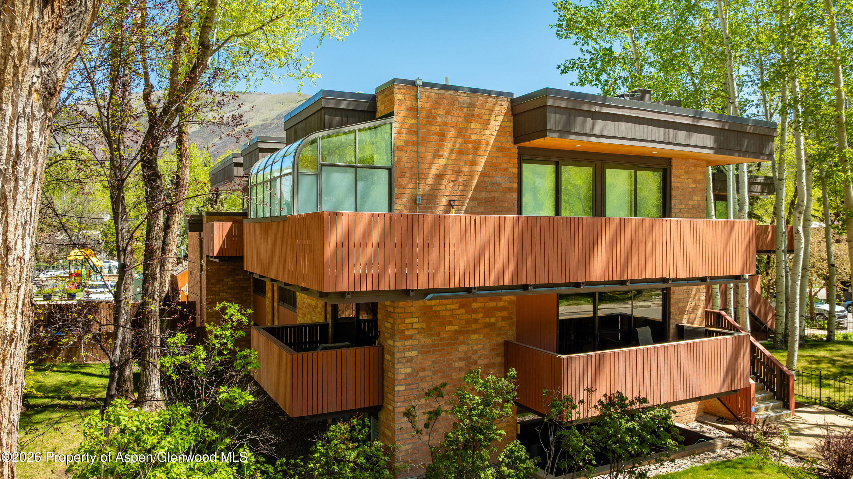 400 W Hopkins Avenue 5