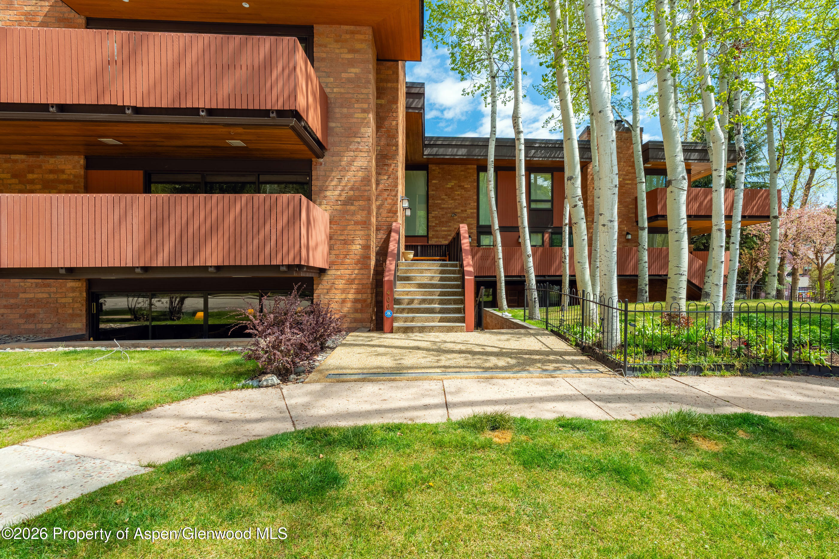 400 W Hopkins Avenue 5