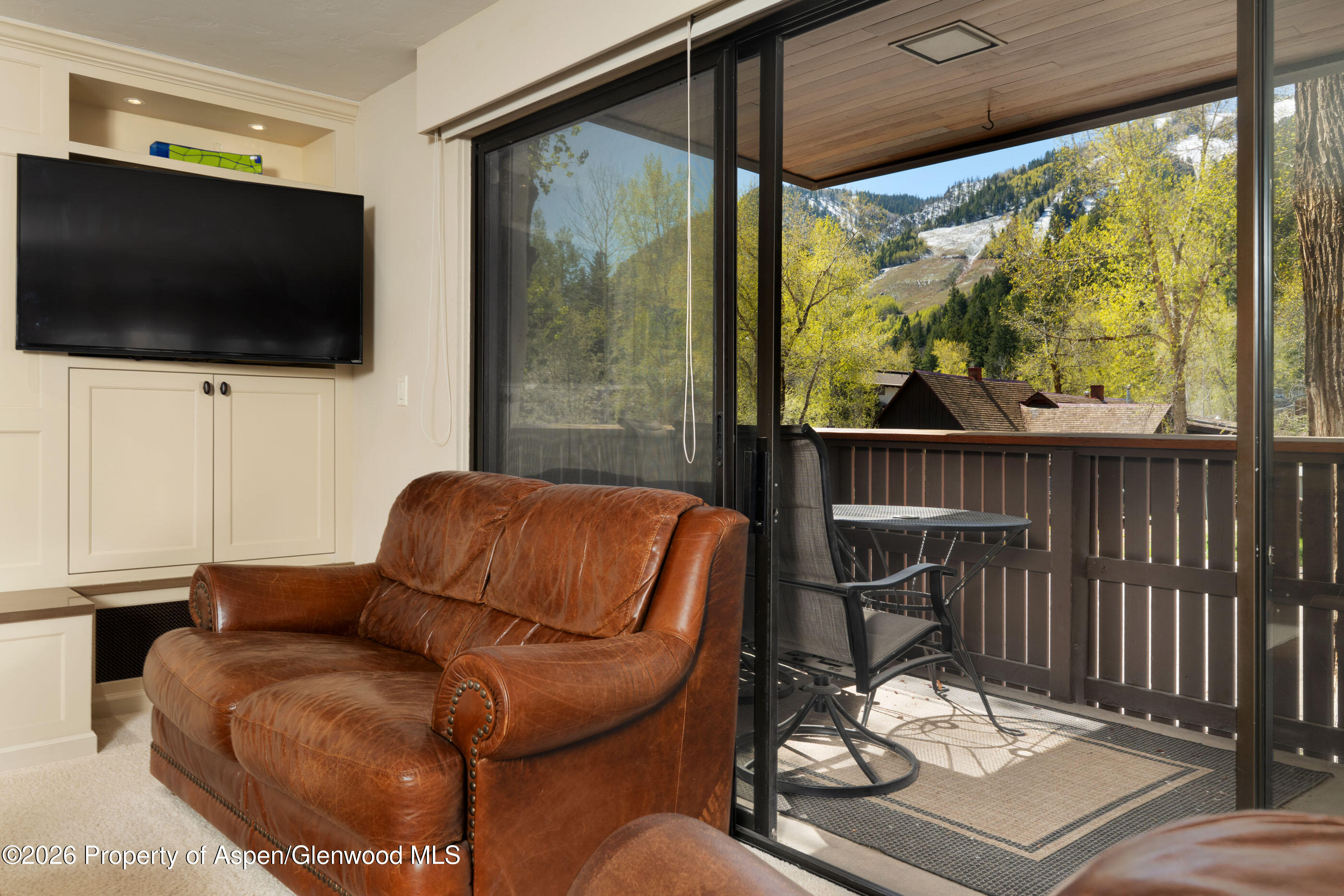 400 W Hopkins Avenue 5