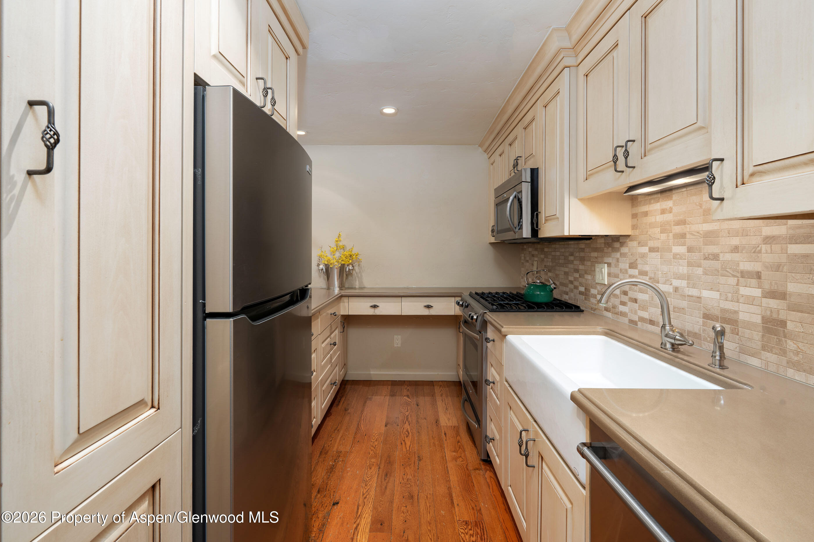 400 W Hopkins Avenue 5