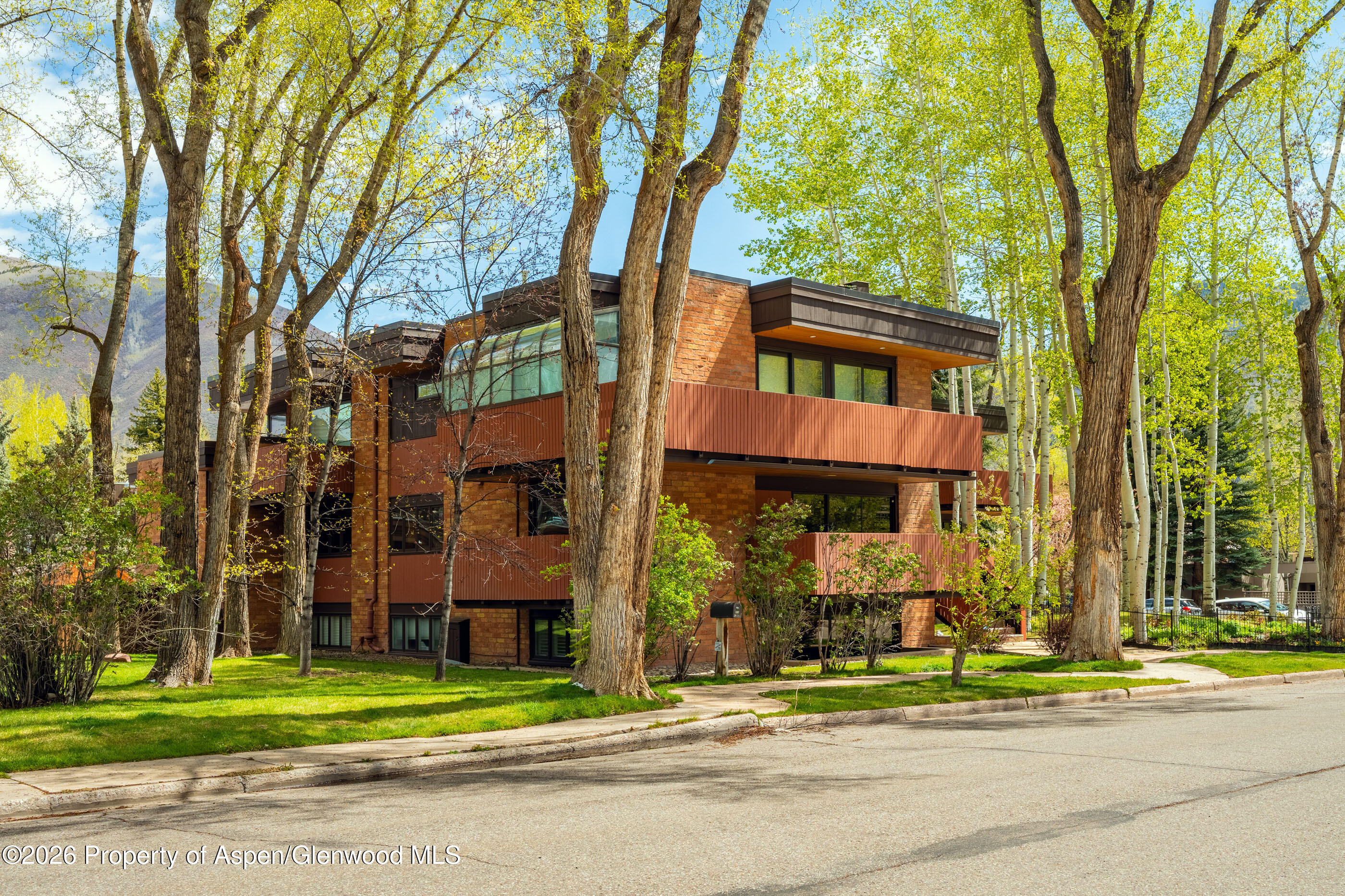 400 W Hopkins Avenue 5