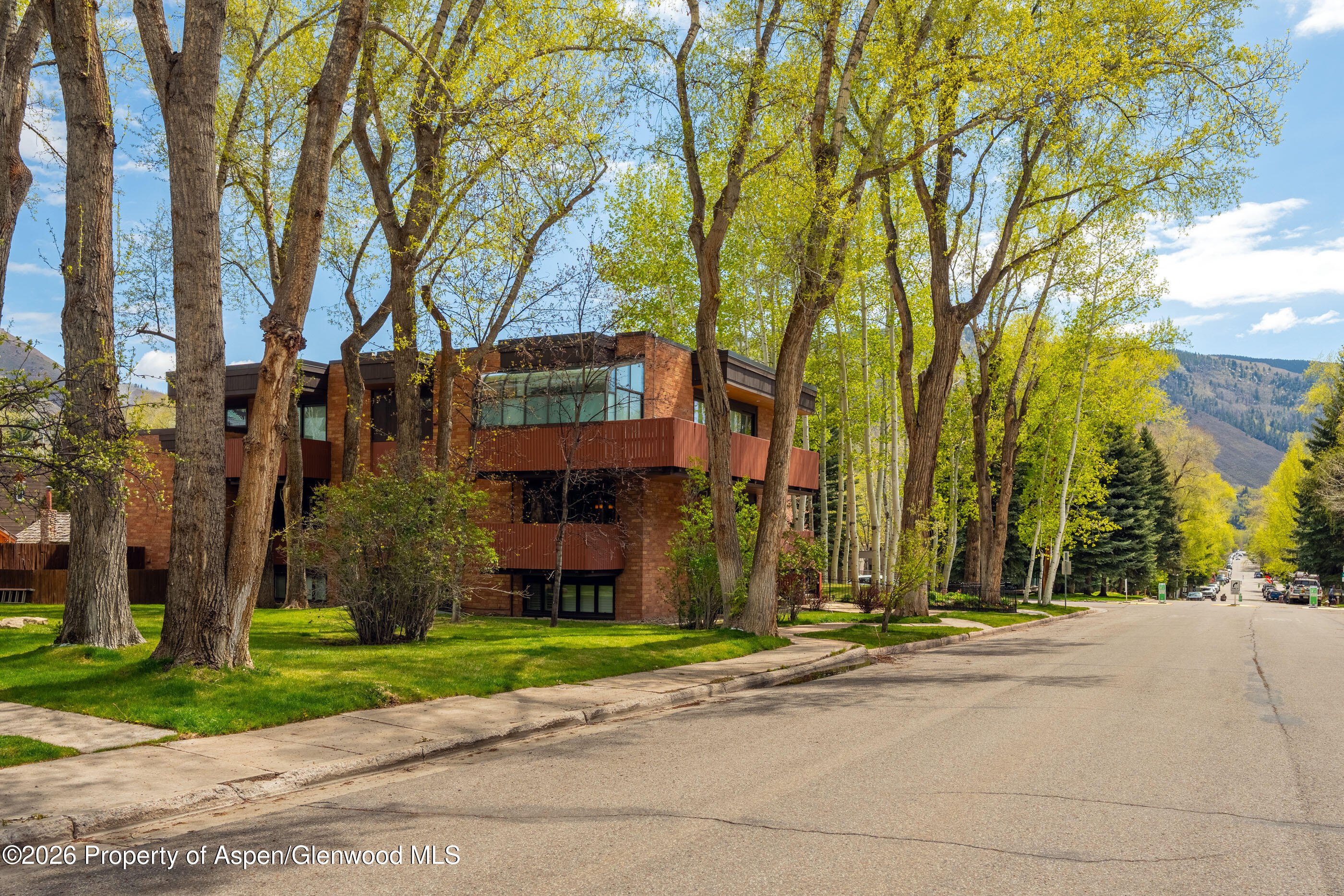400 W Hopkins Avenue 5