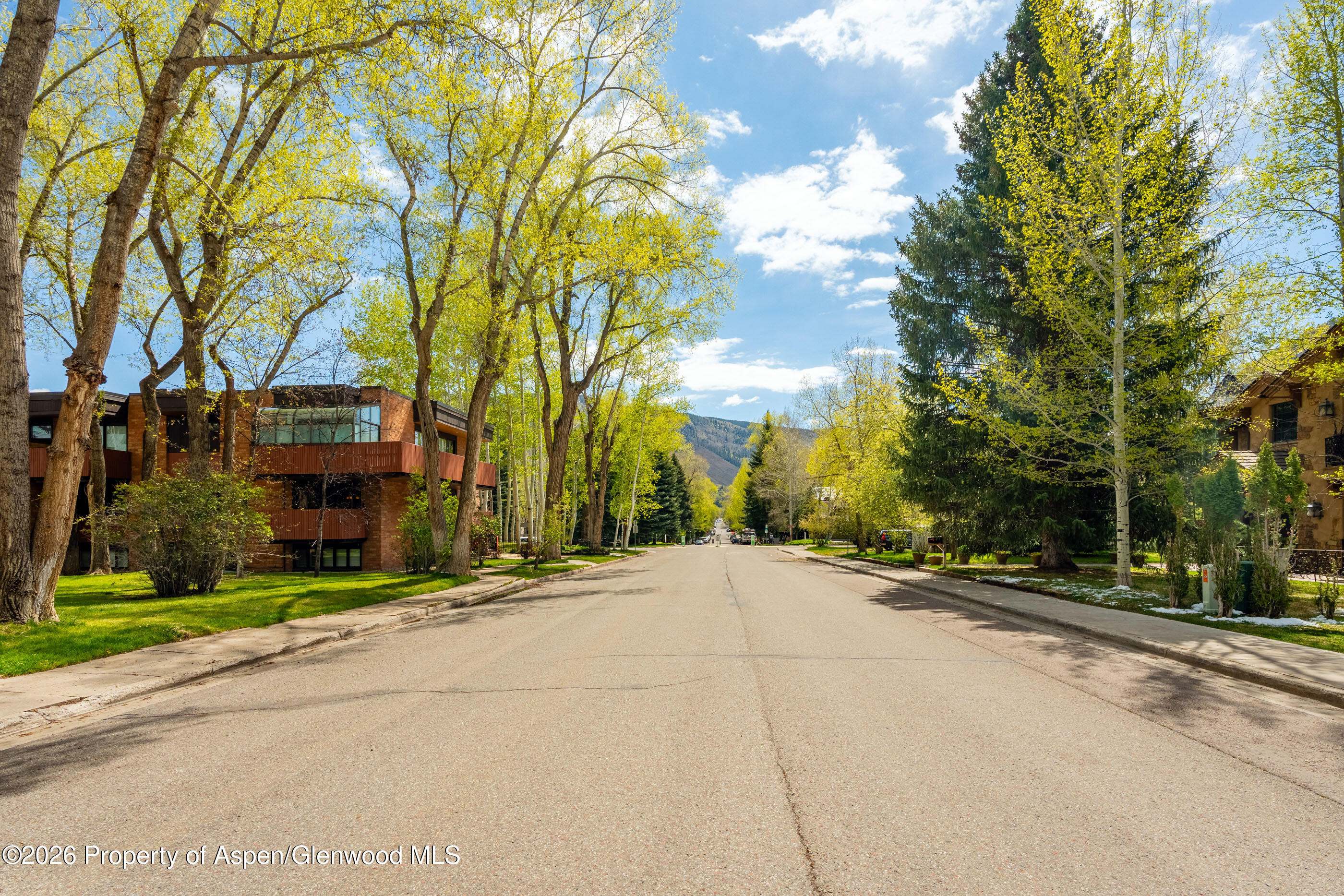400 W Hopkins Avenue 5