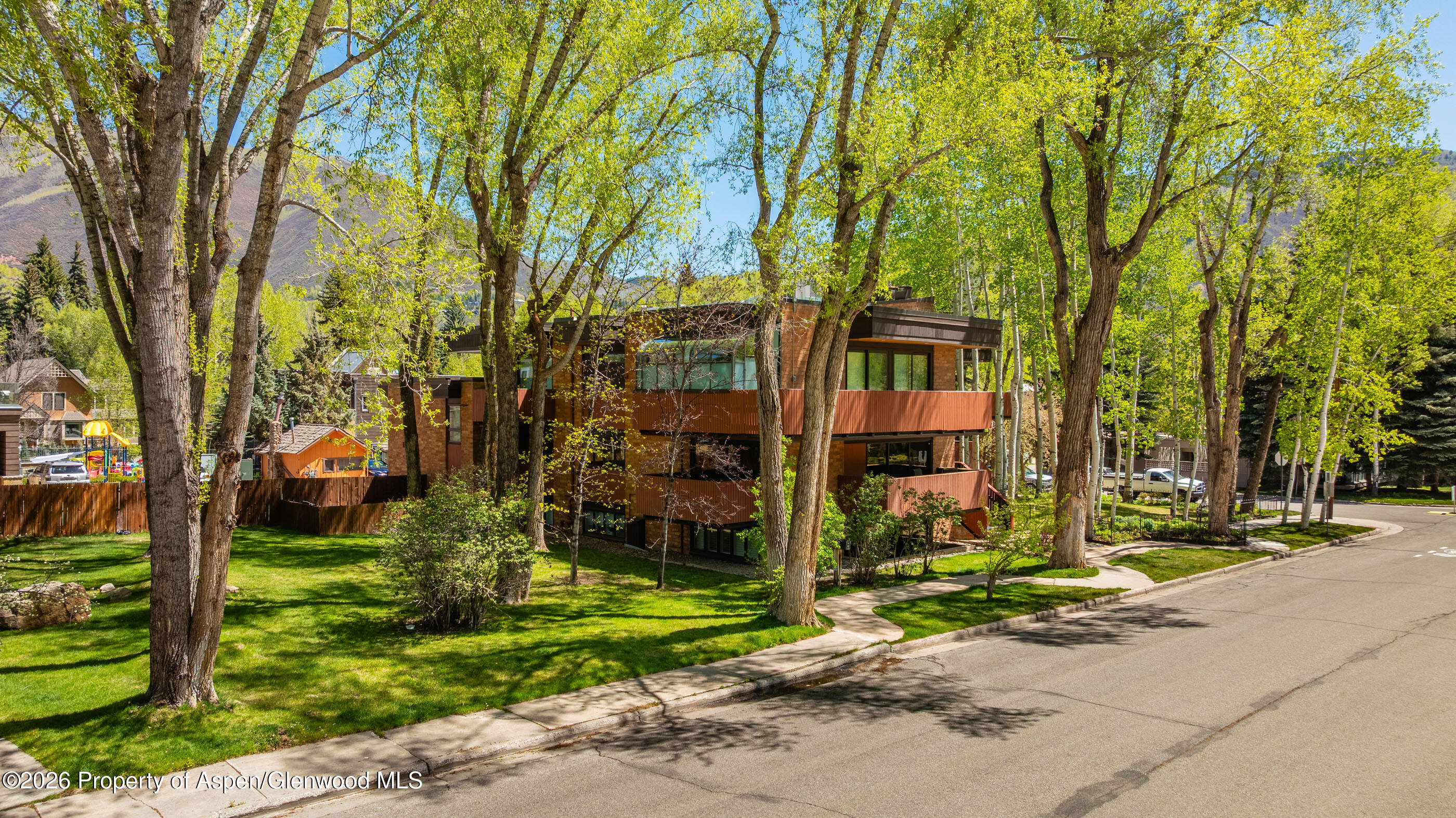 400 W Hopkins Avenue 5