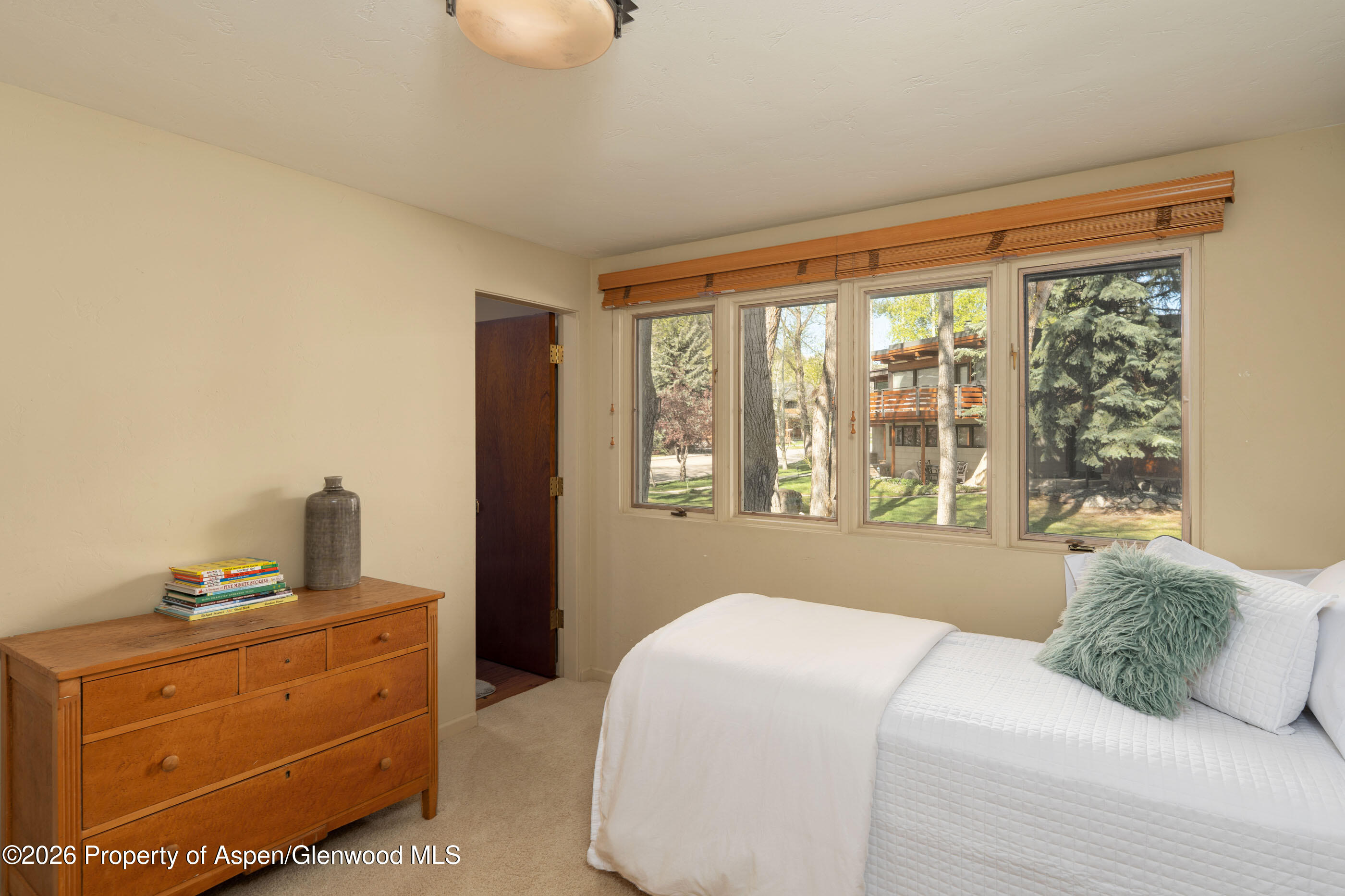 400 W Hopkins Avenue 5