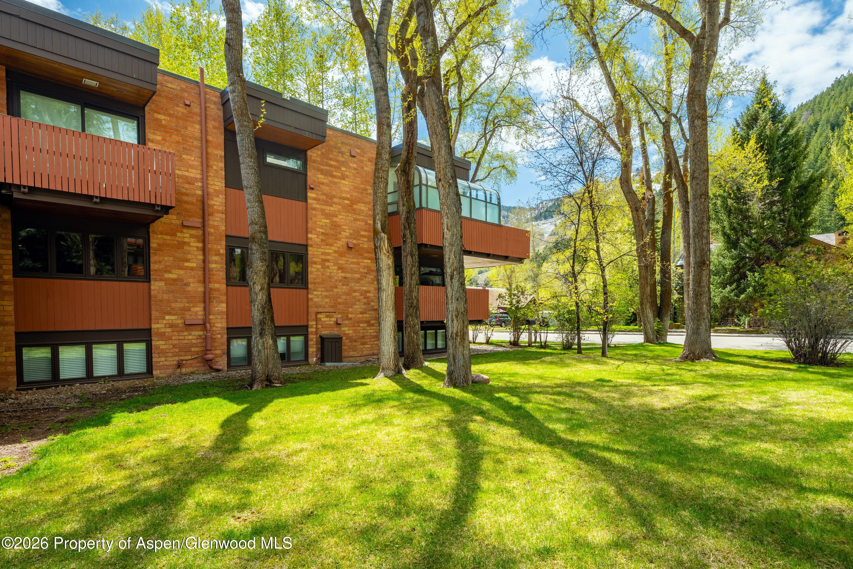 400 W Hopkins Avenue 5