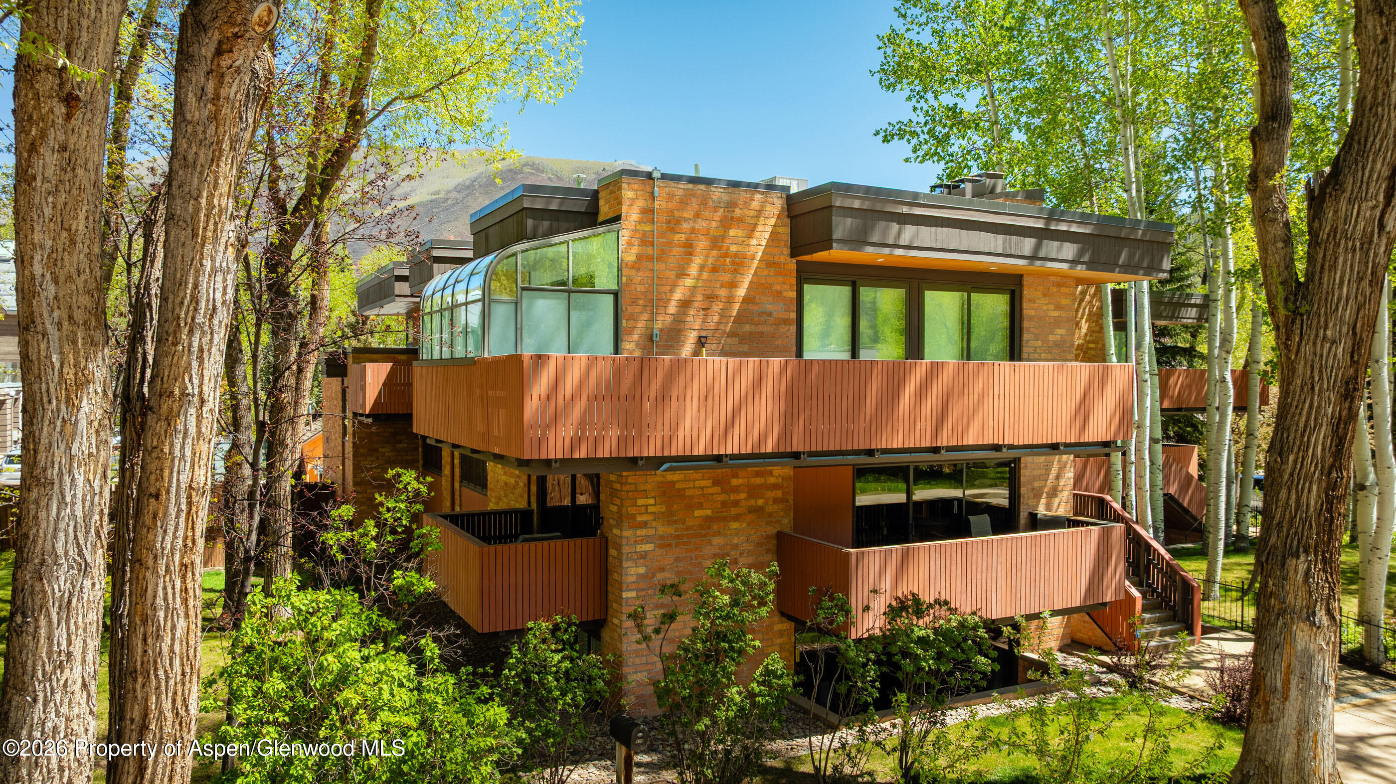 400 W Hopkins Avenue 5