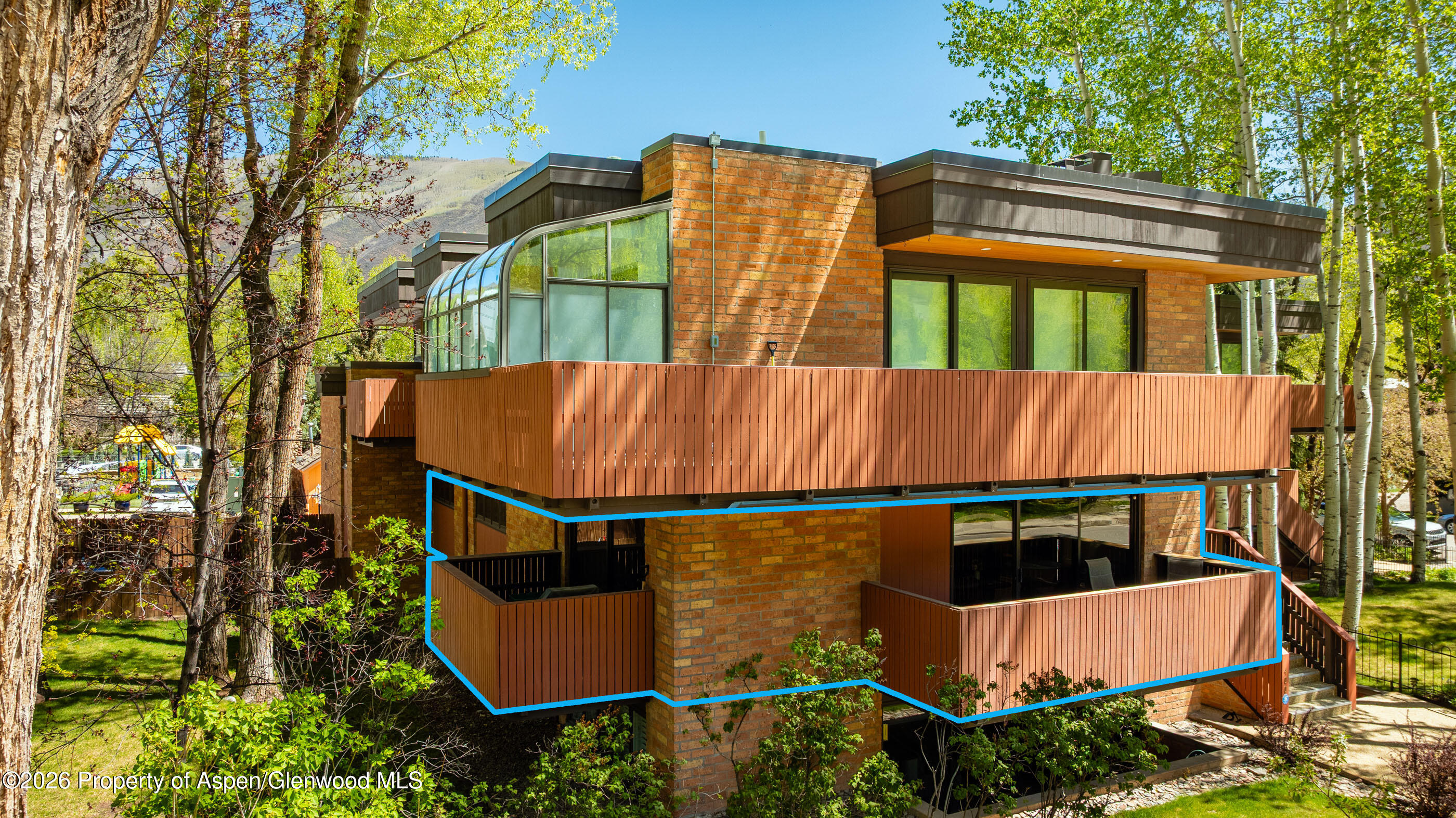 400 W Hopkins Avenue 5