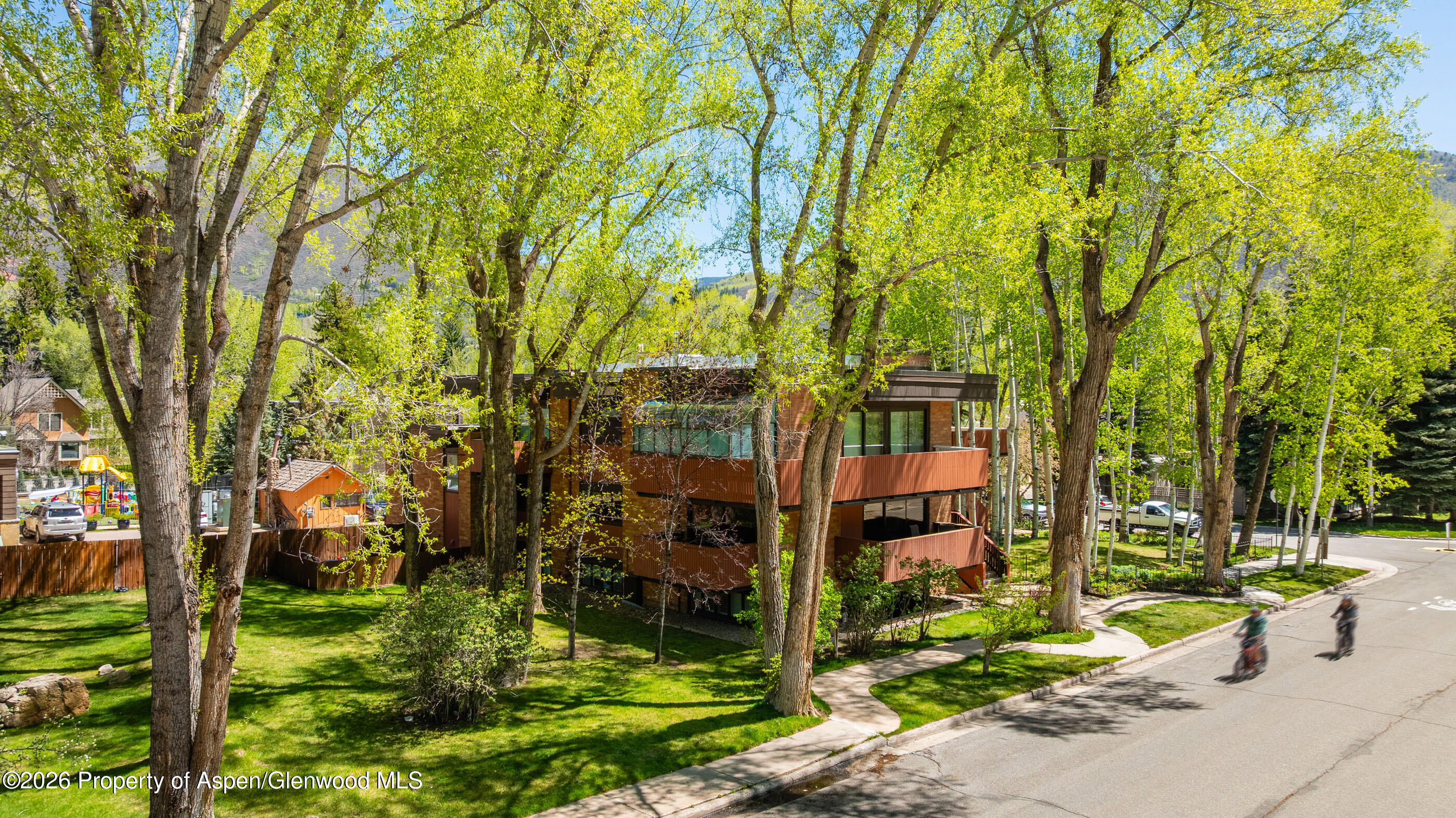 400 W Hopkins Avenue 5