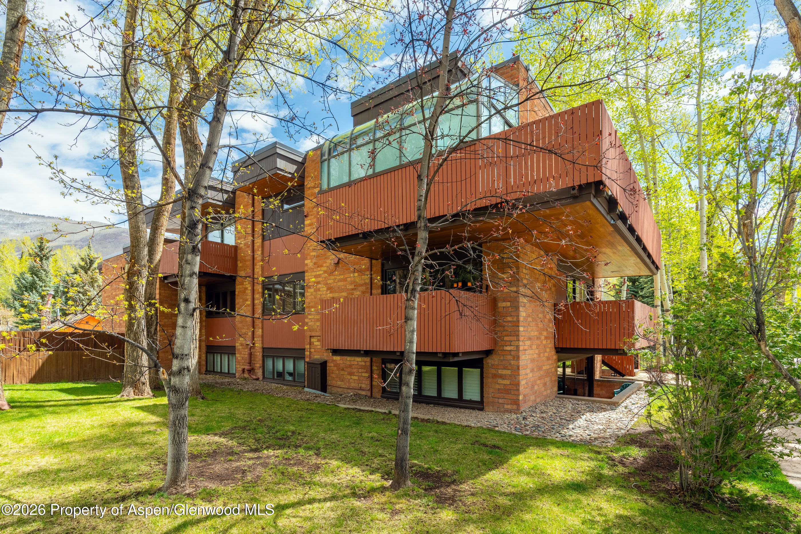 400 W Hopkins Avenue 5