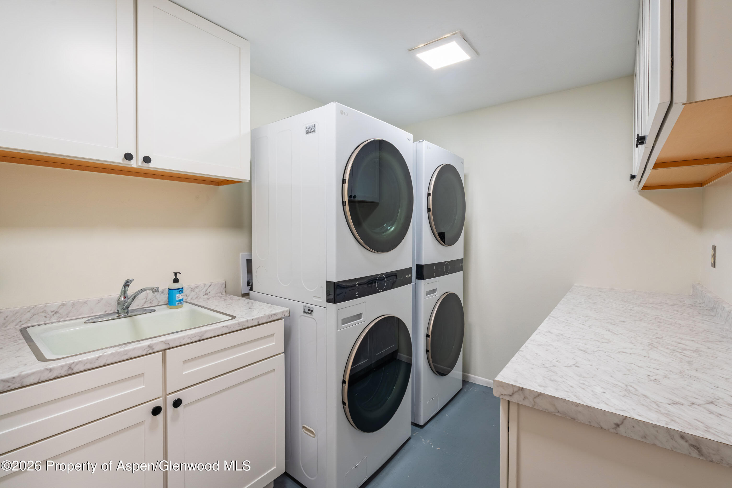 400 W Hopkins Avenue 5