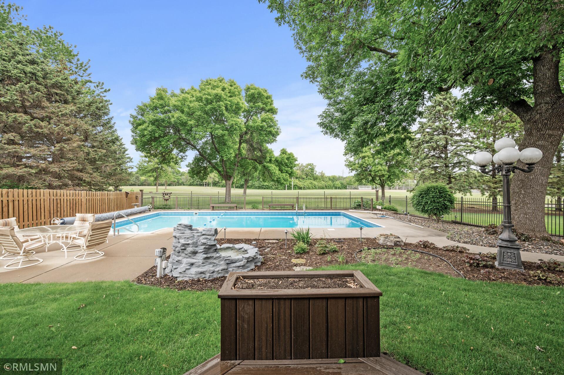 10425 Quaker Lane N