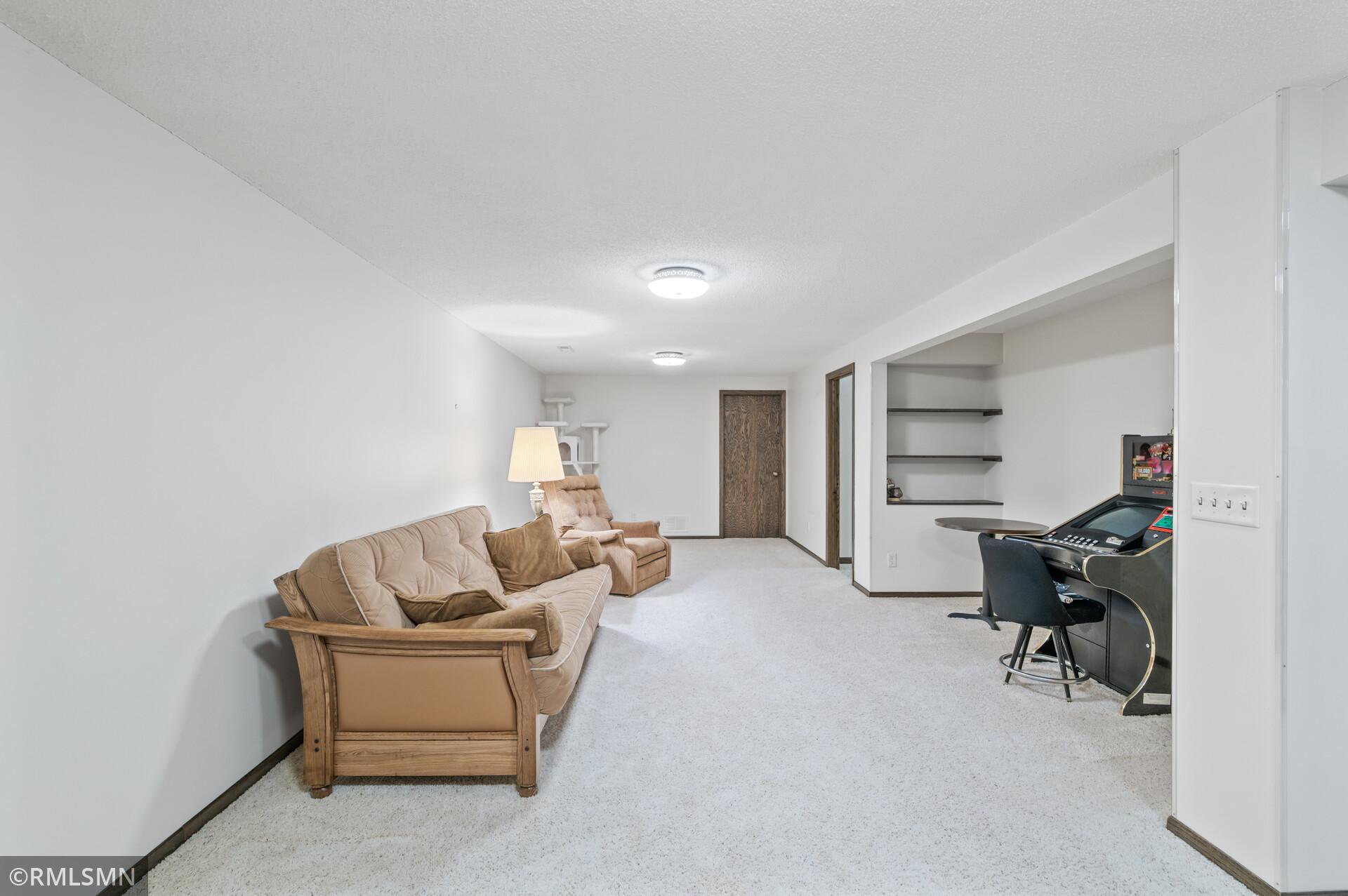 10425 Quaker Lane N