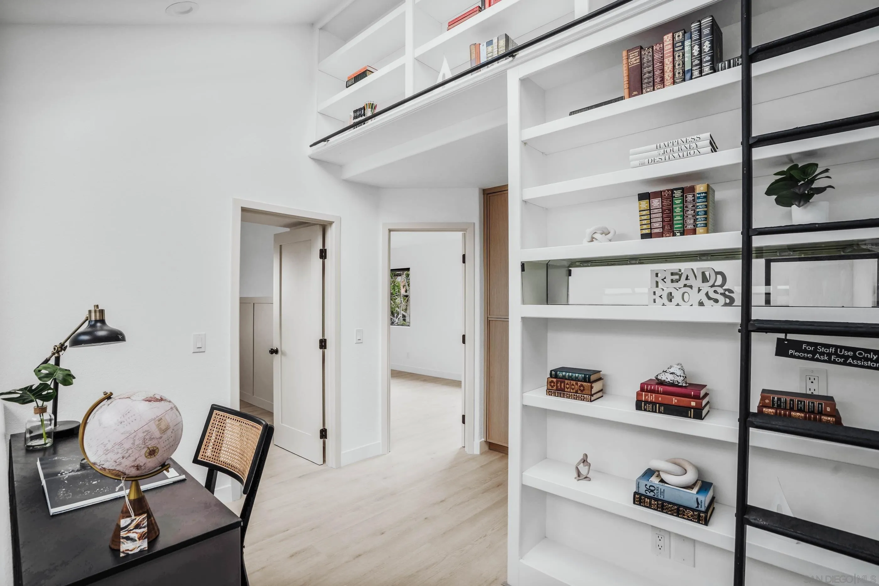 242 Via Villena