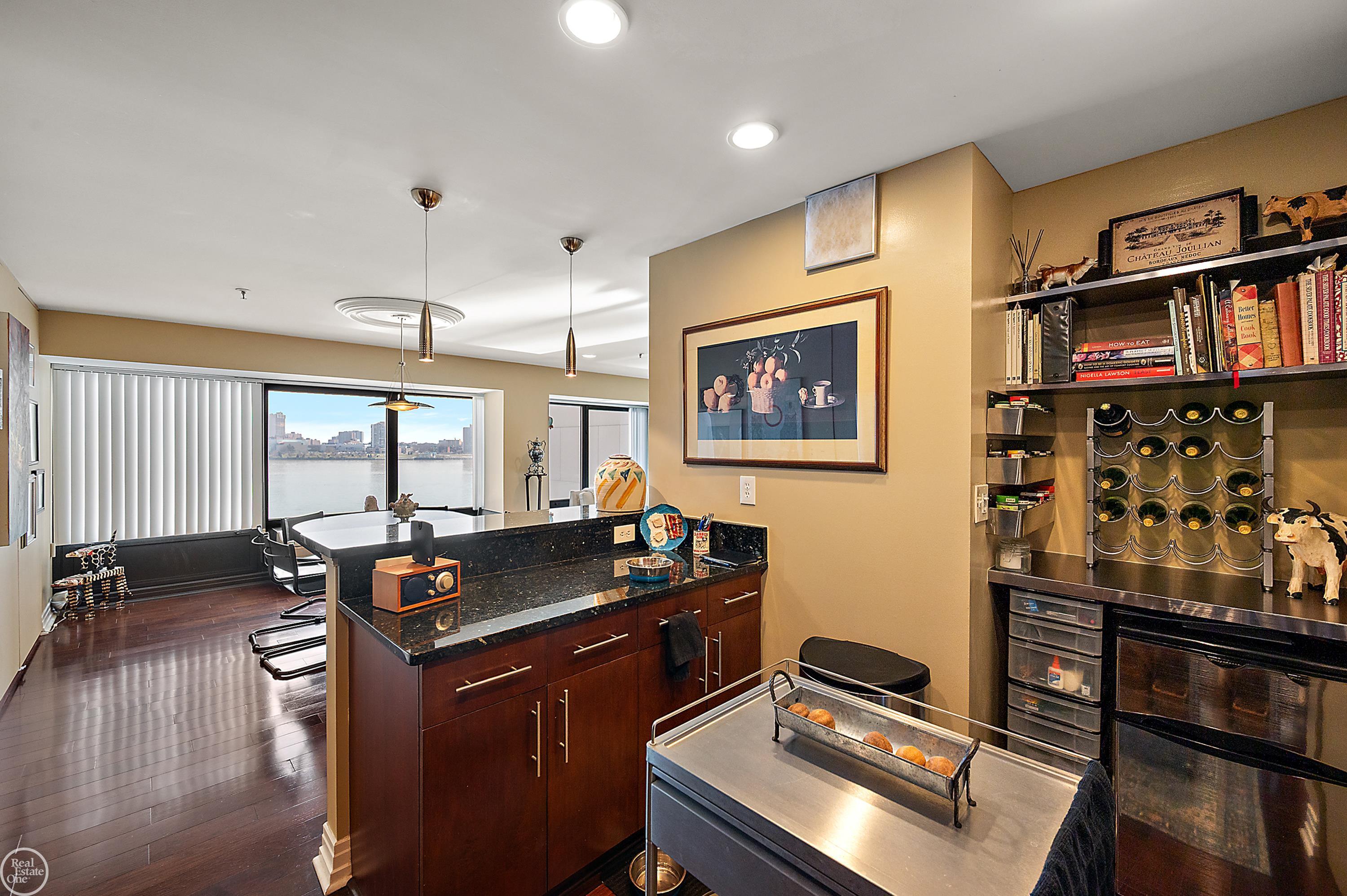 1001 W Jefferson Unit 7b Avenue Bldg 300