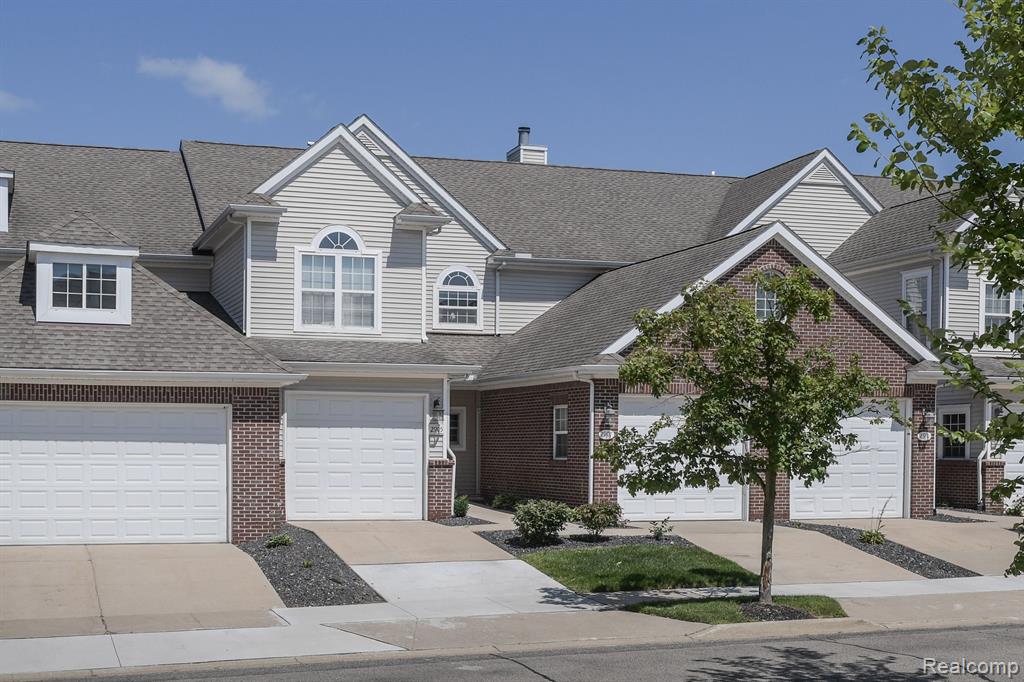 2905 N Knightsbridge