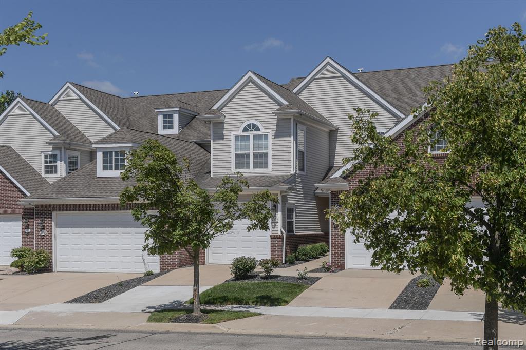 2905 N Knightsbridge