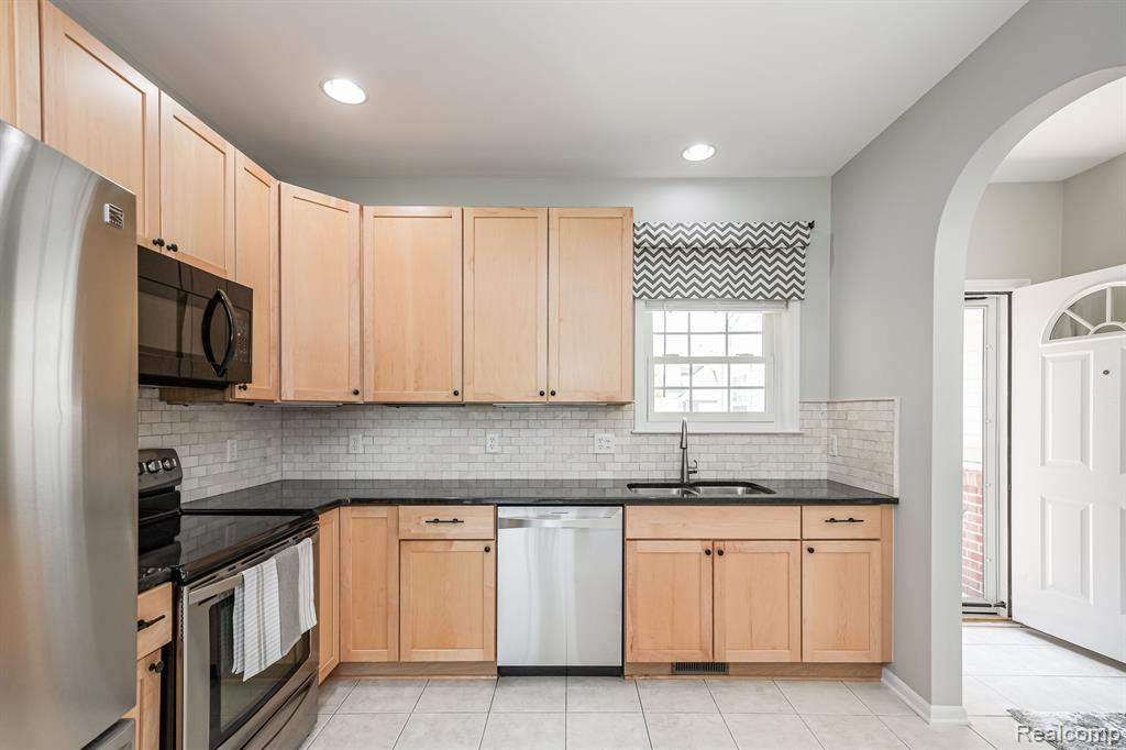 2905 N Knightsbridge