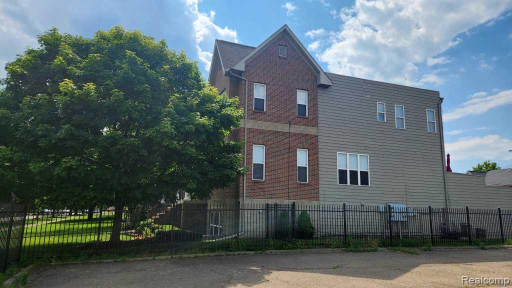 309 E Ferry Street Unit: 8 EAST BUILDING